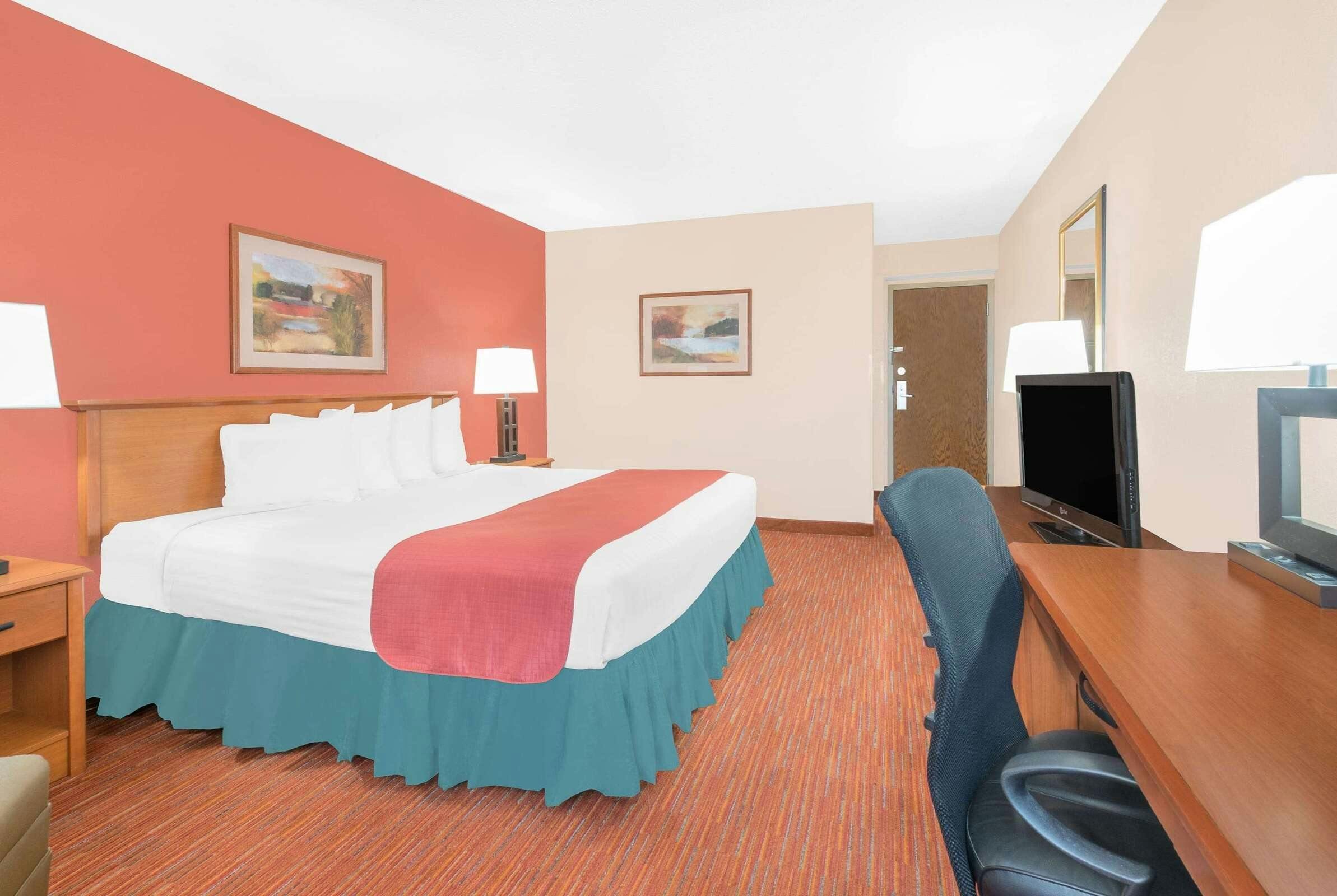 Hotel Baymont Inn Suites Springfield photo 4