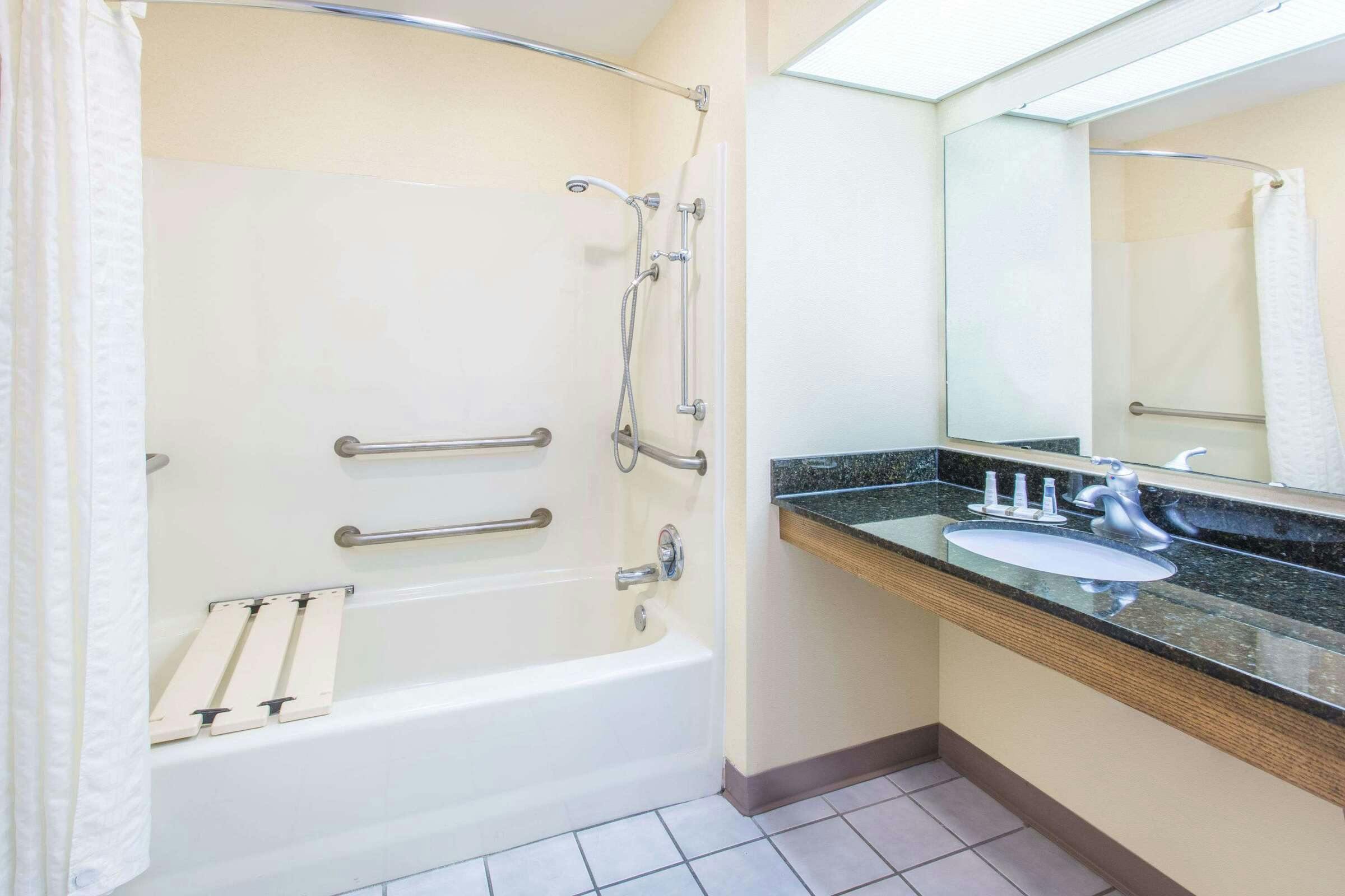 Hotel Baymont Inn Suites Dunn photo 4