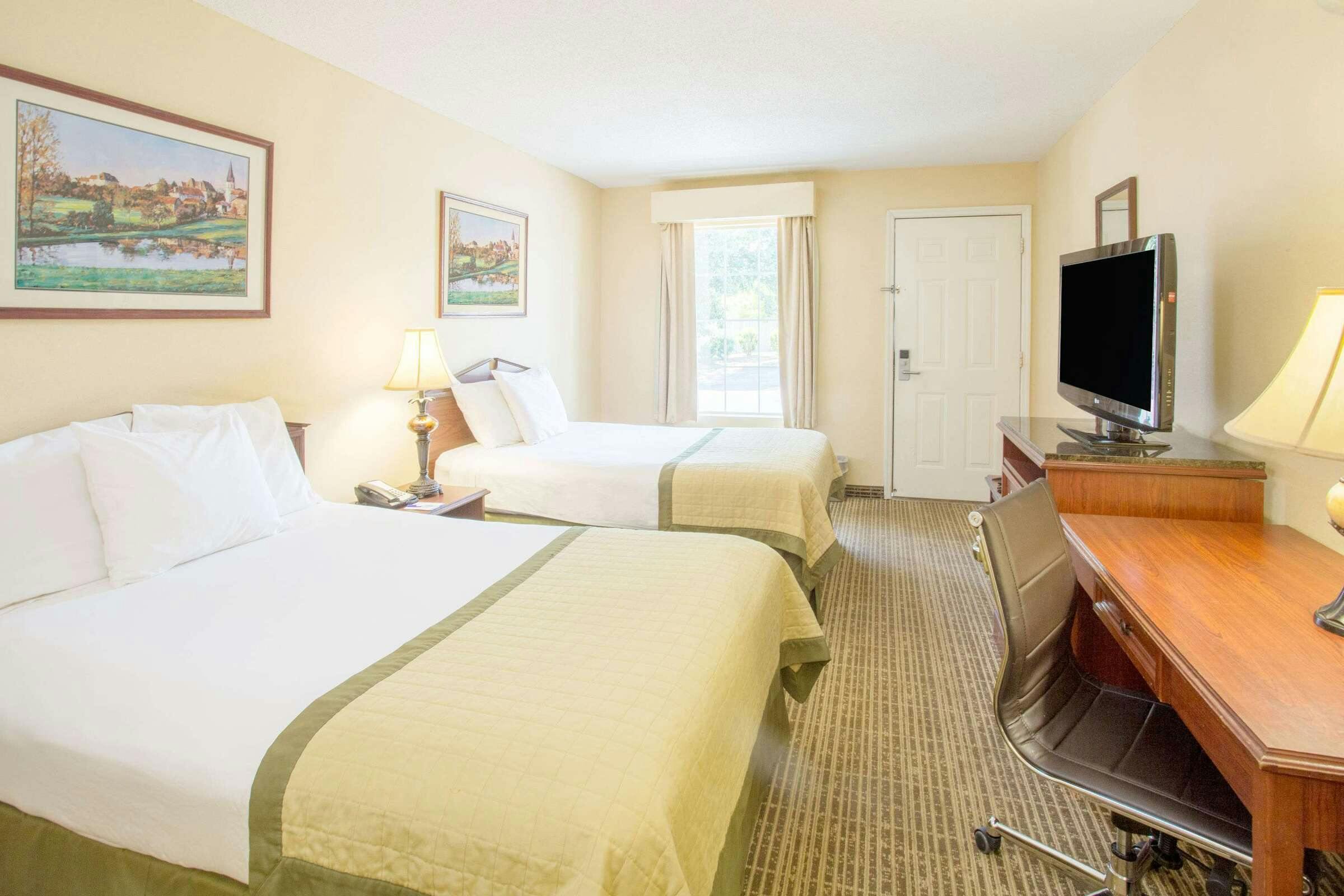 Hotel Baymont Inn Suites Dunn photo 3