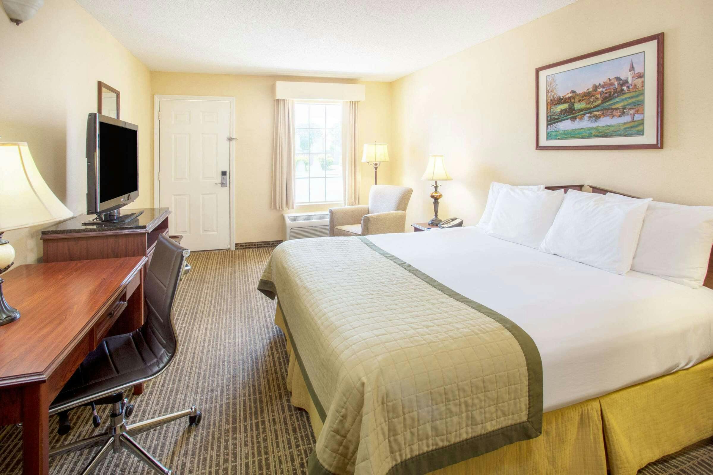 Hotel Baymont Inn Suites Dunn photo 1
