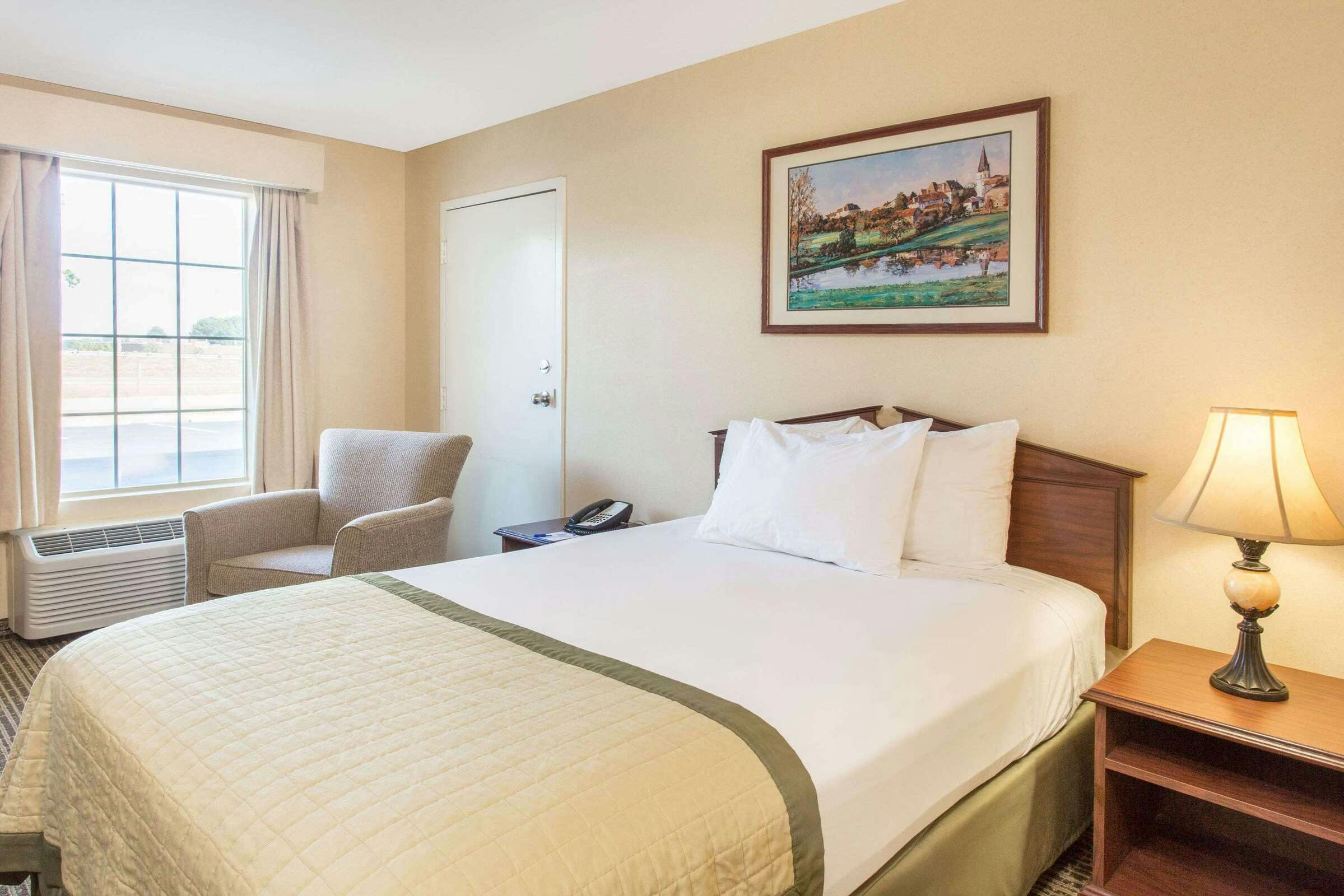 Hotel Baymont Inn Suites Dunn photo 2