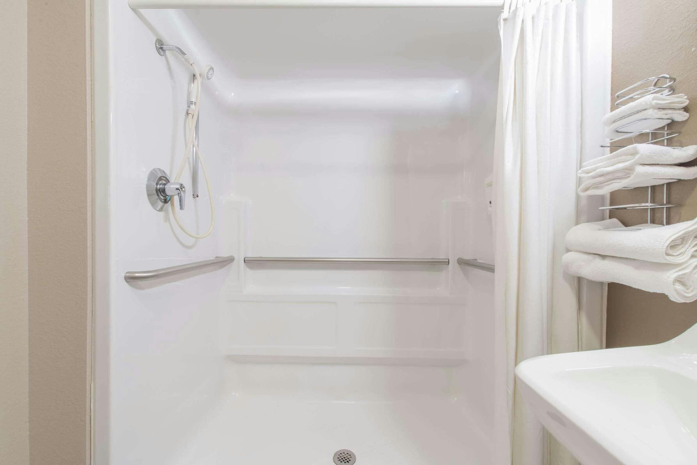 Hotel Super 8 by Wyndham Niagara Falls NY photo 5