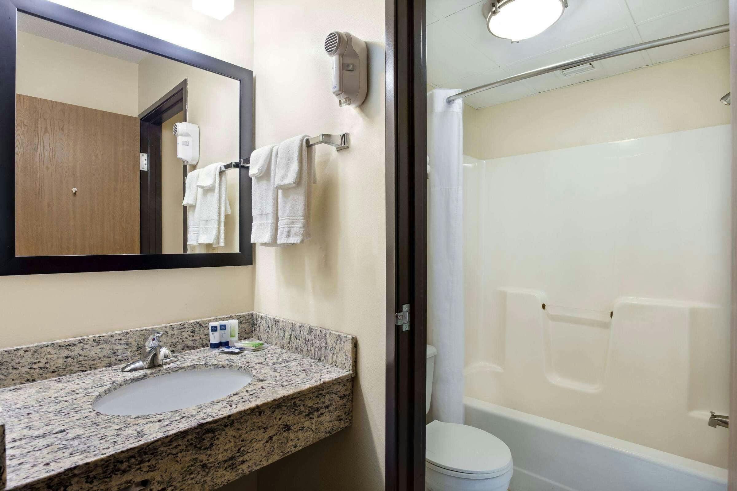 Hotel AmericInn Tomah photo 5