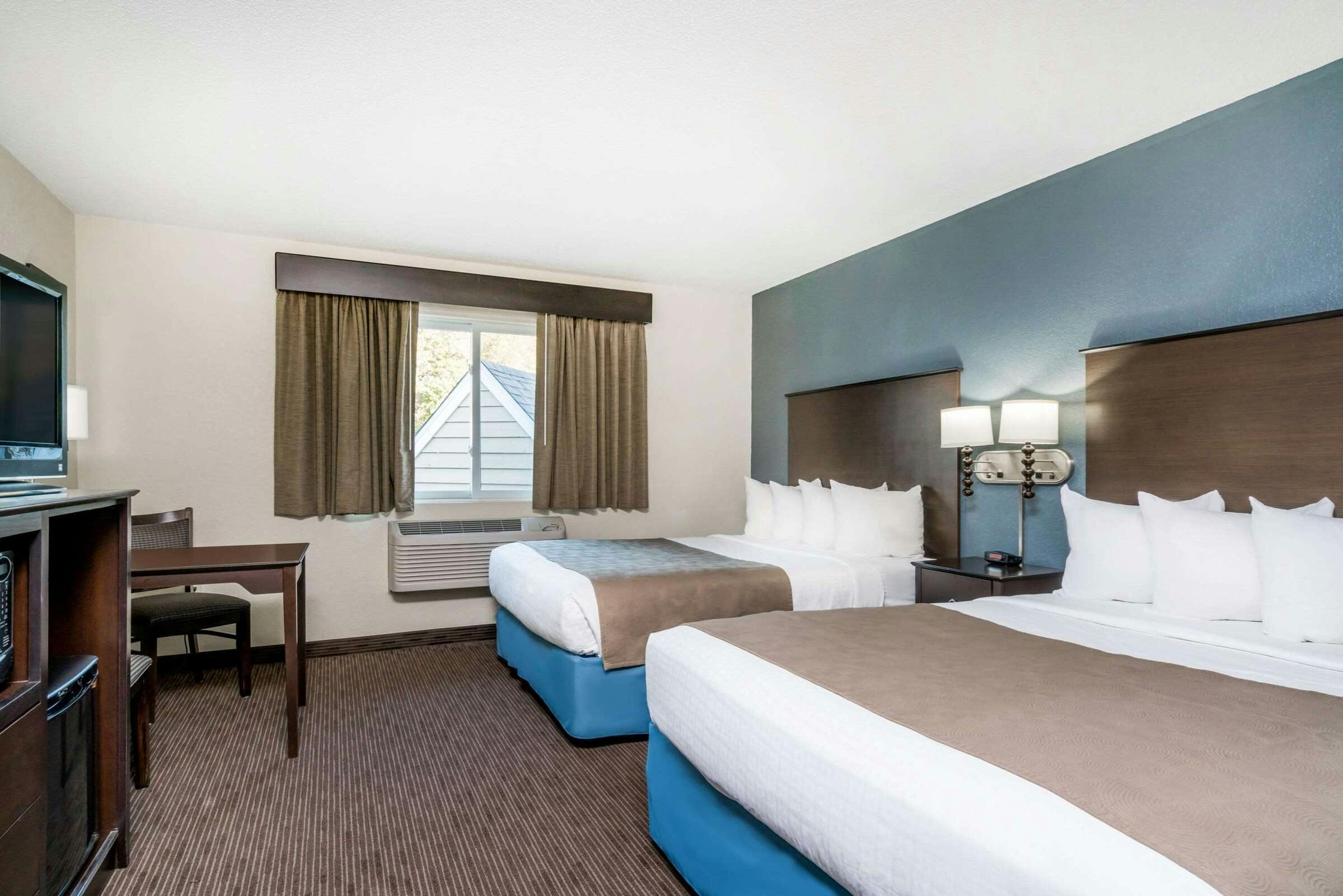 Hotel Baymont by Wyndham Owatonna photo 2