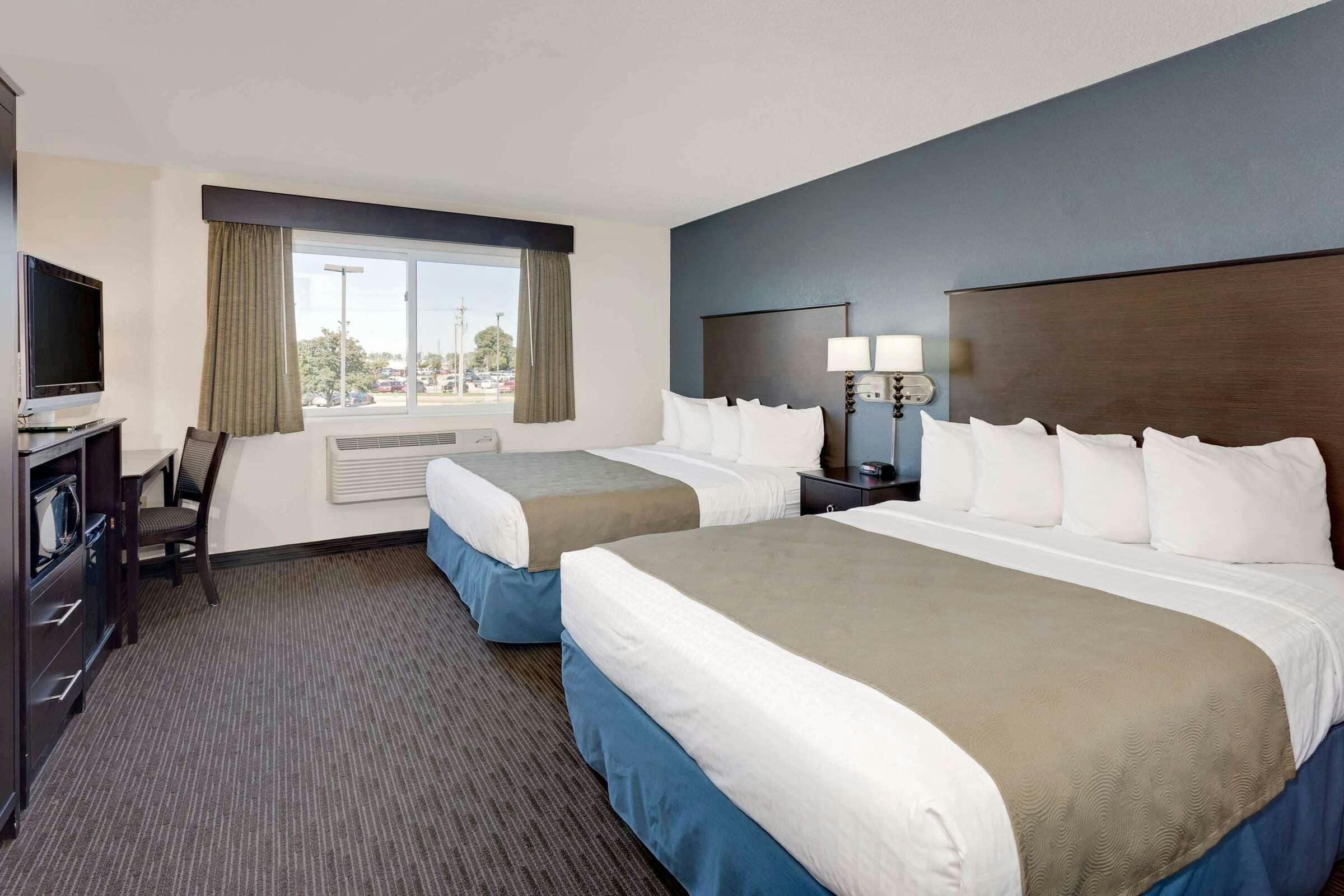 Hotel Baymont by Wyndham Owatonna photo 1