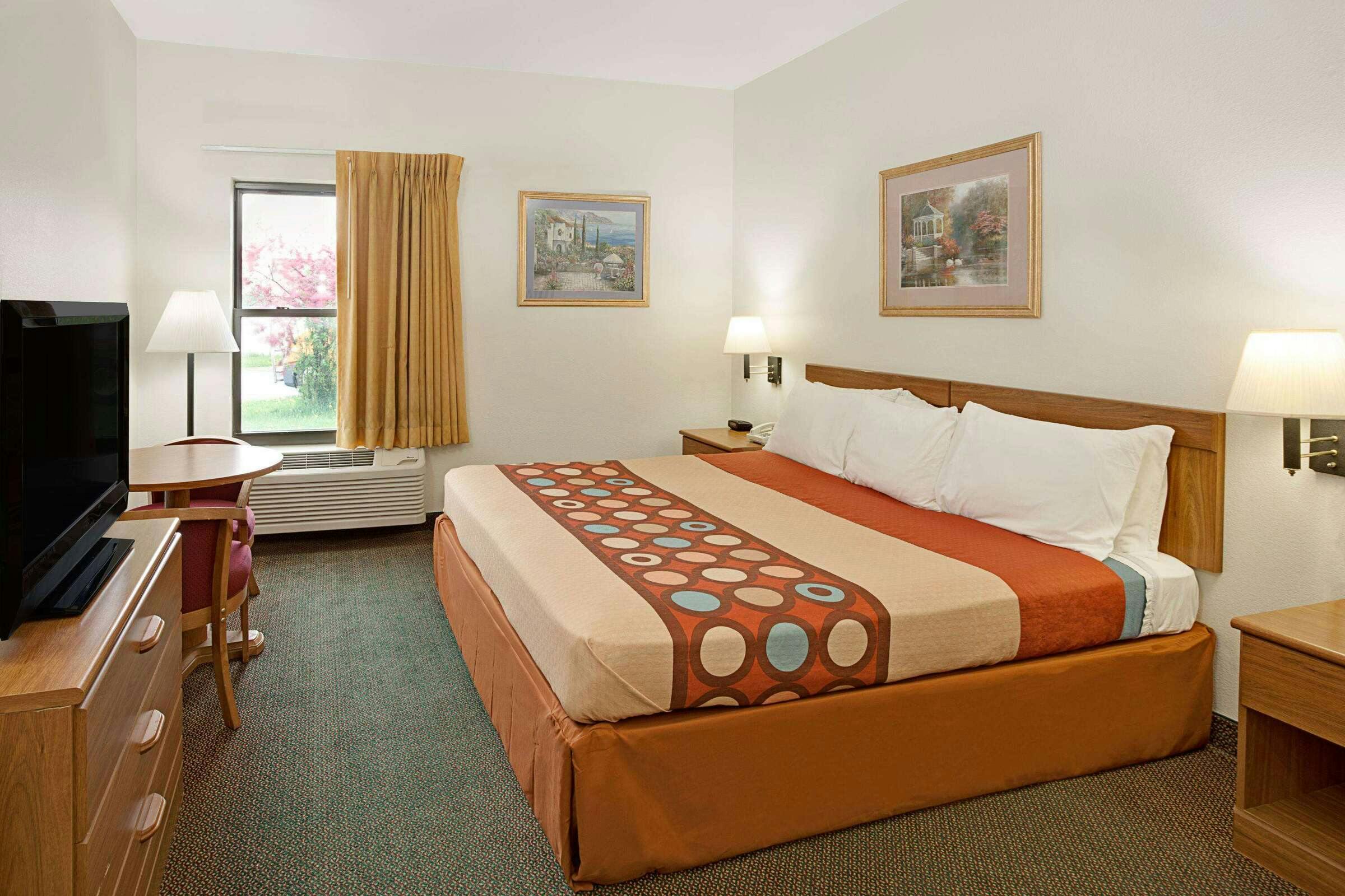 Hotel Super 8 Hampshire IL photo 4