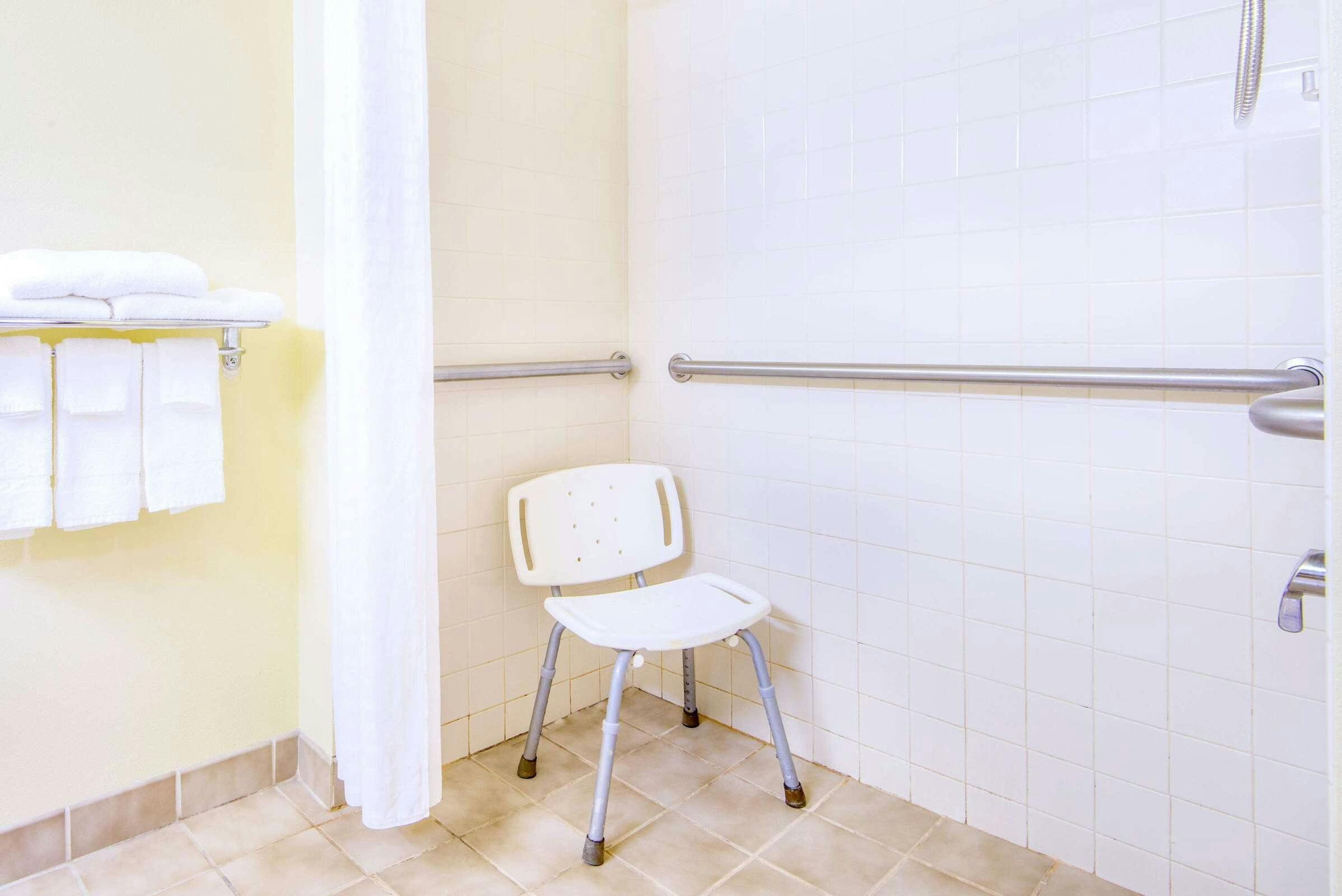 Hotel Super 8 by Wyndham Wheeling WV photo 4