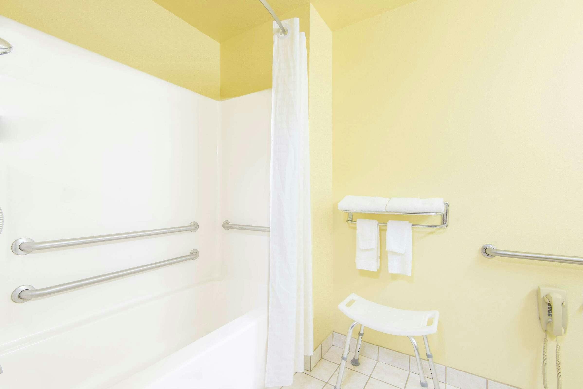 Hotel Super 8 by Wyndham Wheeling WV photo 5