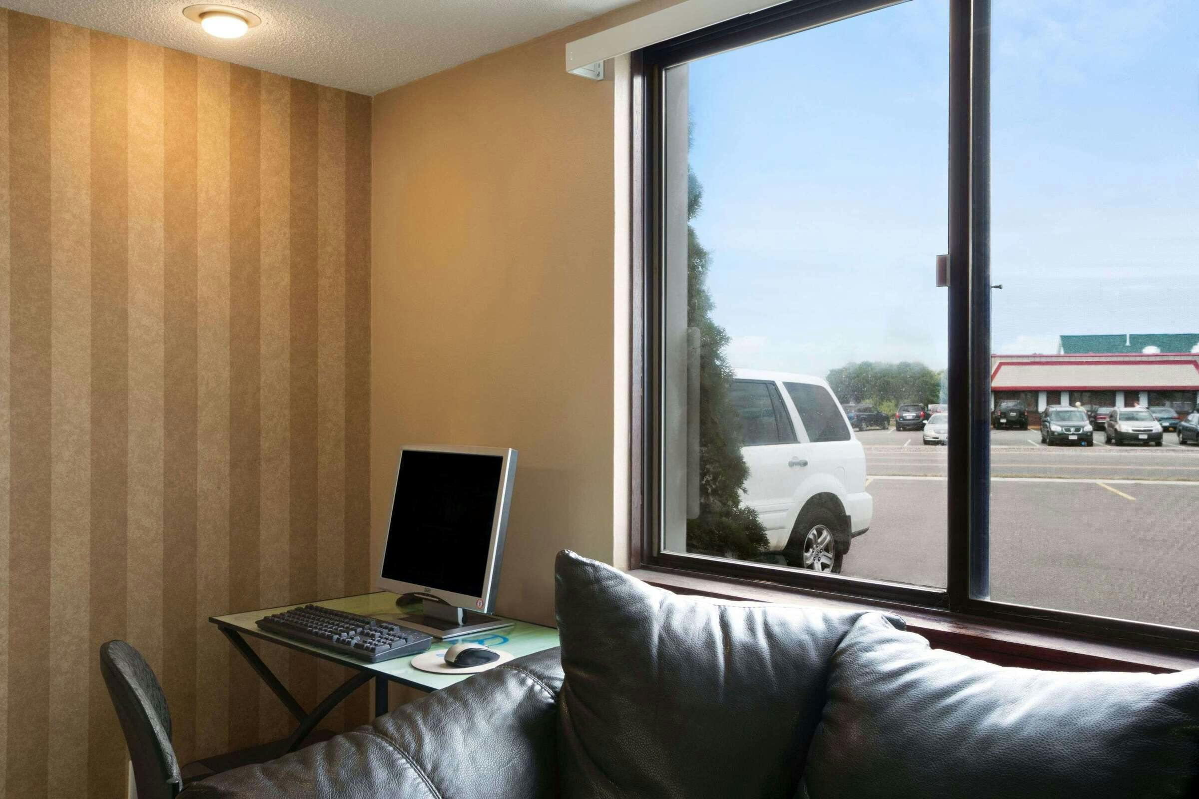 Hotel Super 8 by Wyndham Eau Claire WI photo 5