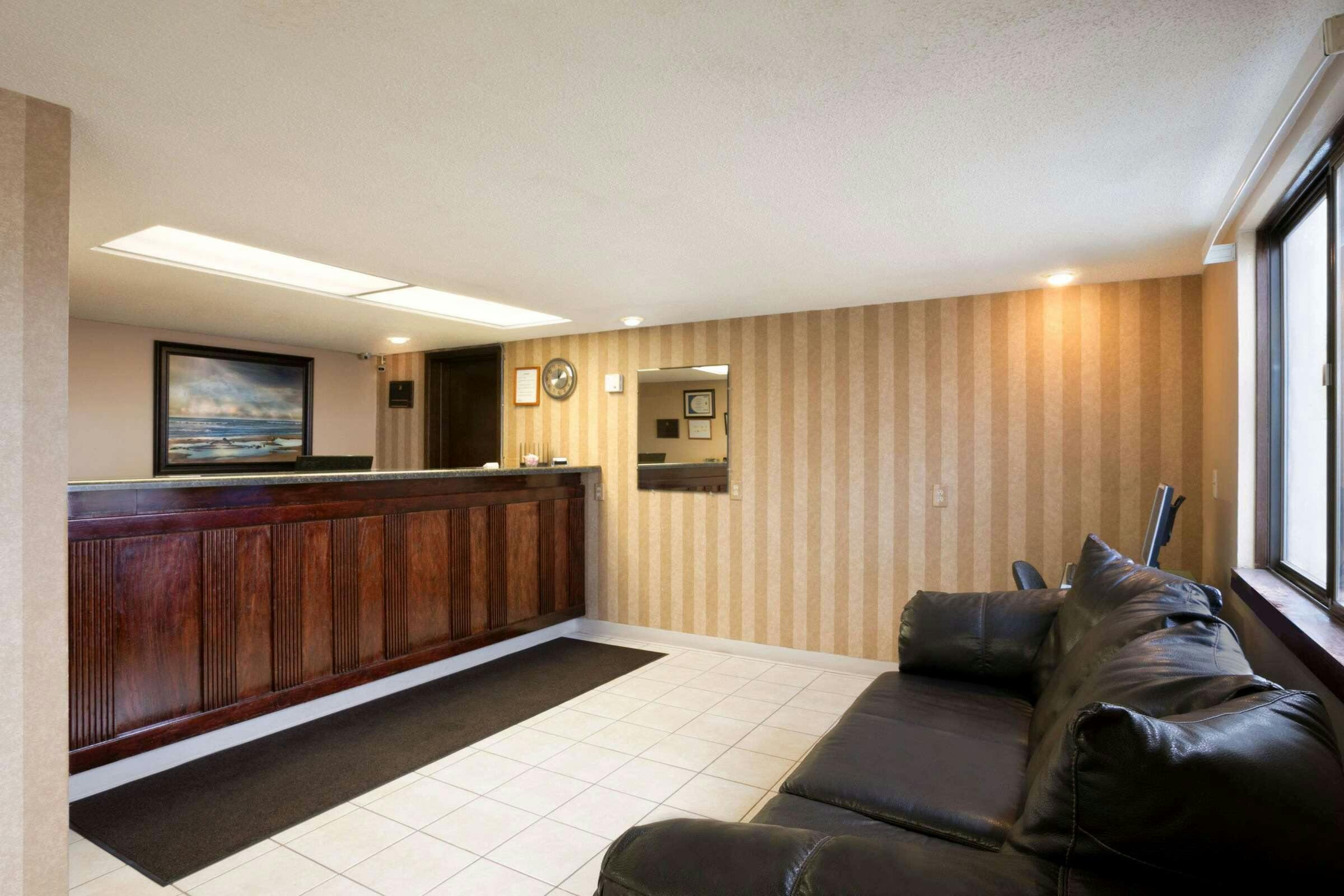 Hotel Super 8 by Wyndham Eau Claire WI photo 4