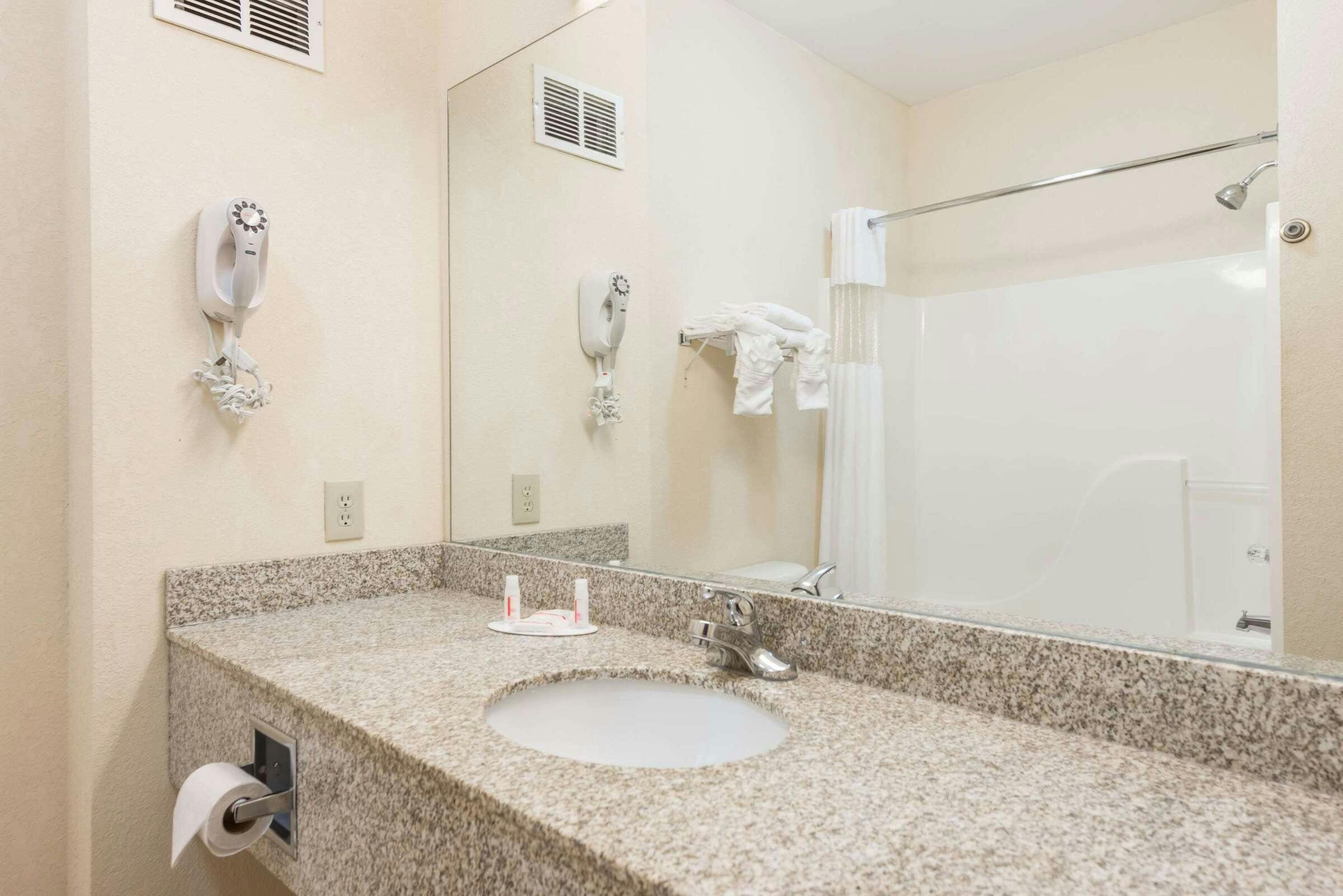 Hotel Super 8 by Wyndham St Robert Ft Leonard Wood Area photo 4