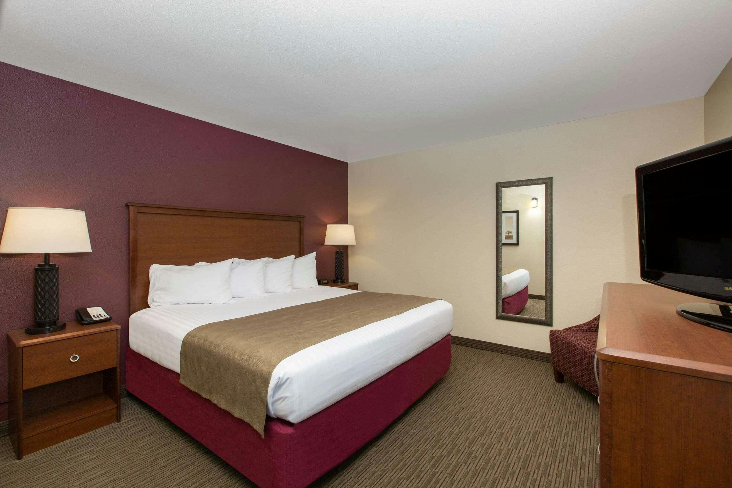 Hotel AmericInn by Wyndham Merrill photo 1