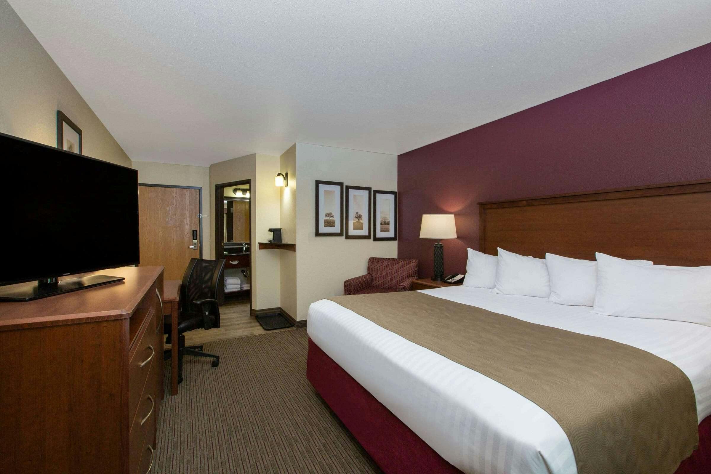 Hotel AmericInn by Wyndham Merrill photo 3