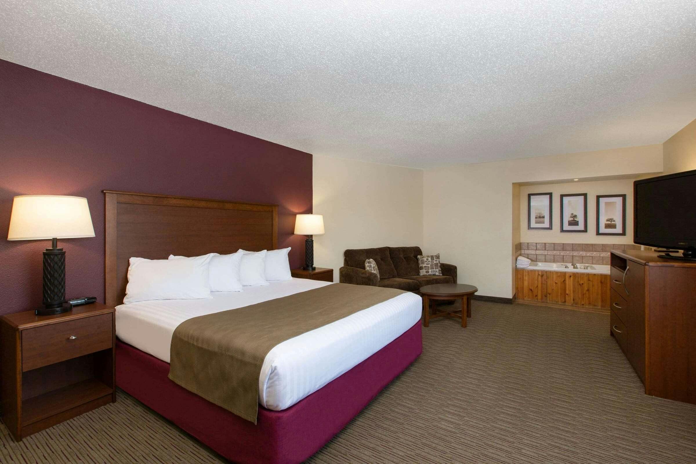 Hotel AmericInn by Wyndham Merrill photo 4