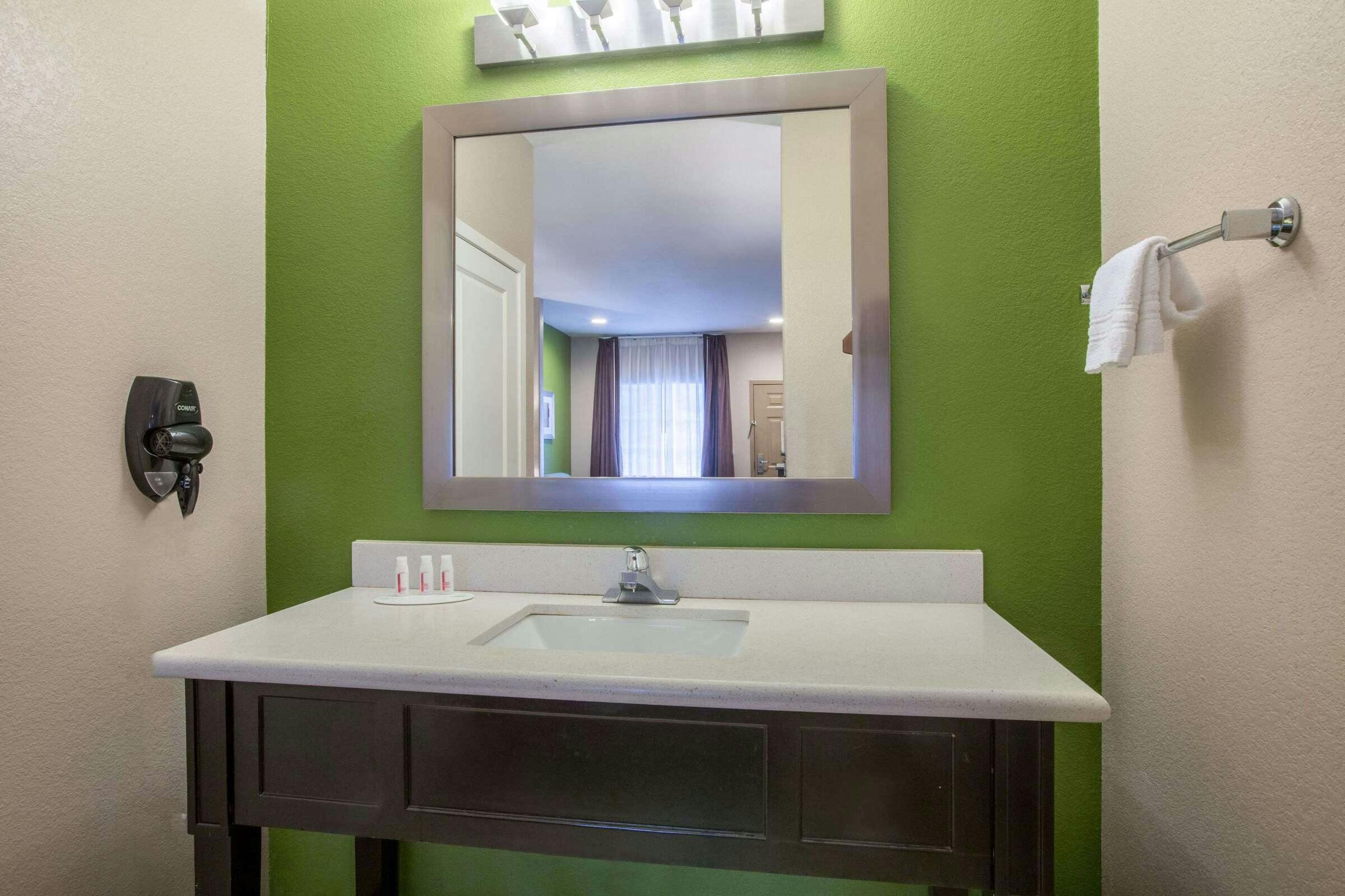 Hotel Super 8 by Wyndham Mansfield LA photo 5