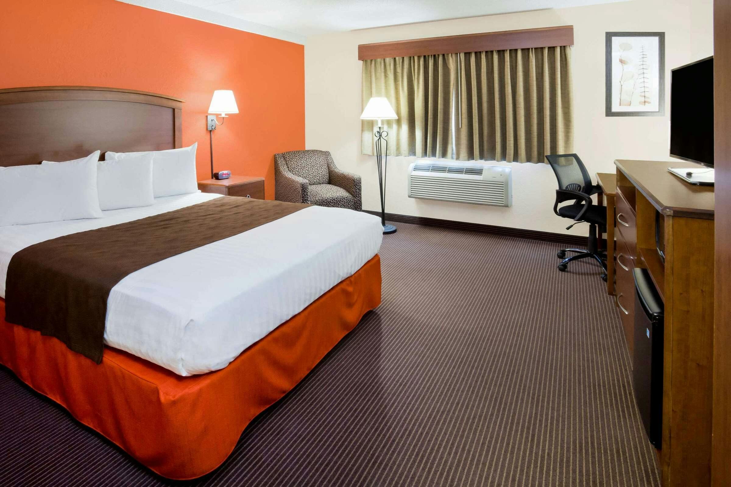 Hotel AmericInn by Wyndham Ironwood photo 1