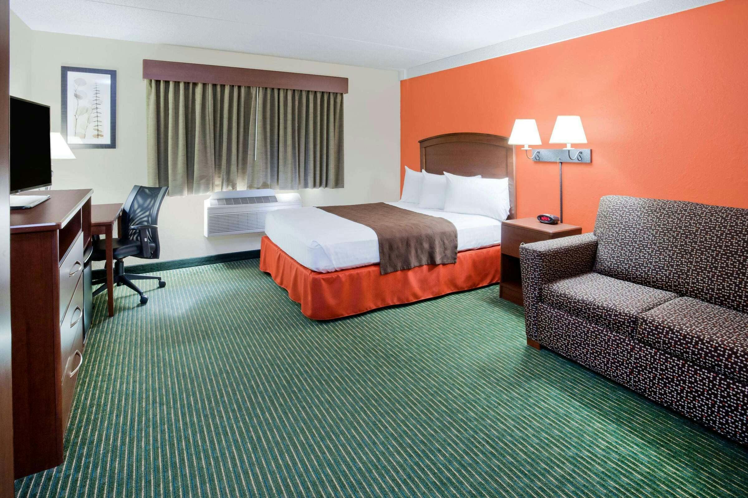 Hotel AmericInn by Wyndham Ironwood photo 2