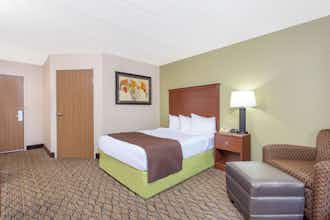 Hotel AmericInn Sheboygan photo 3