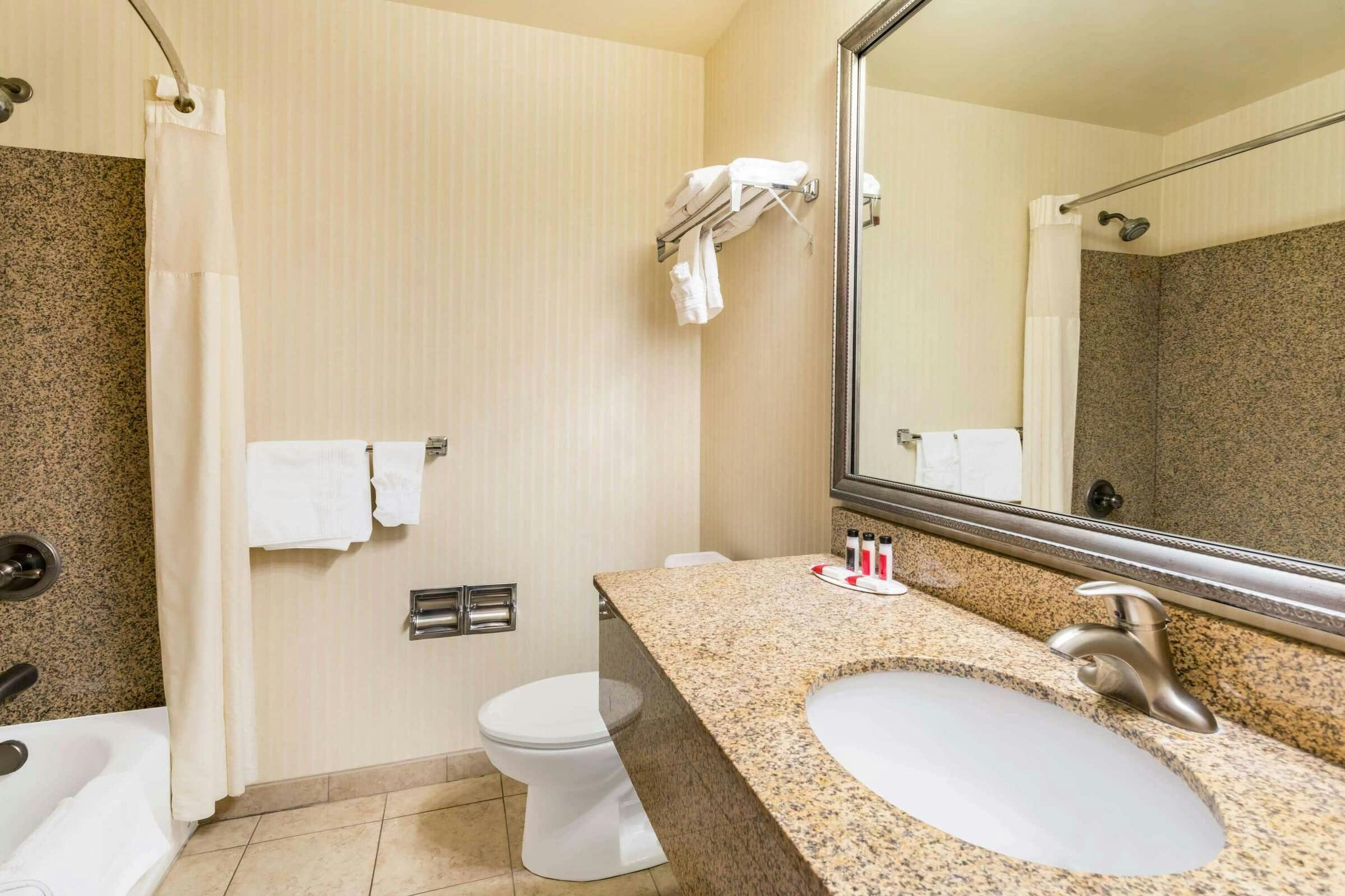 Hotel Baymont Fort Morgan photo 3