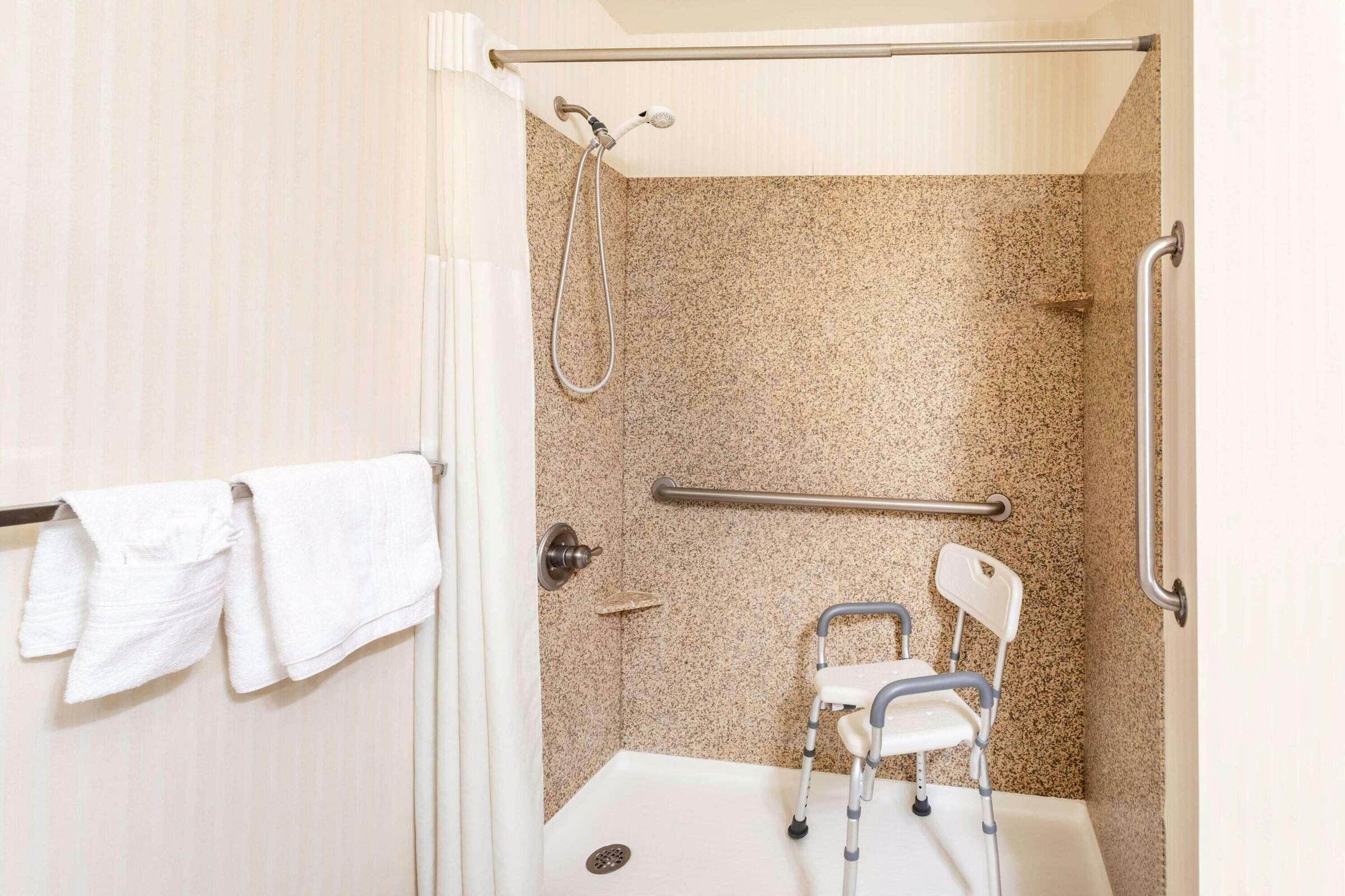 Hotel Baymont Fort Morgan photo 4