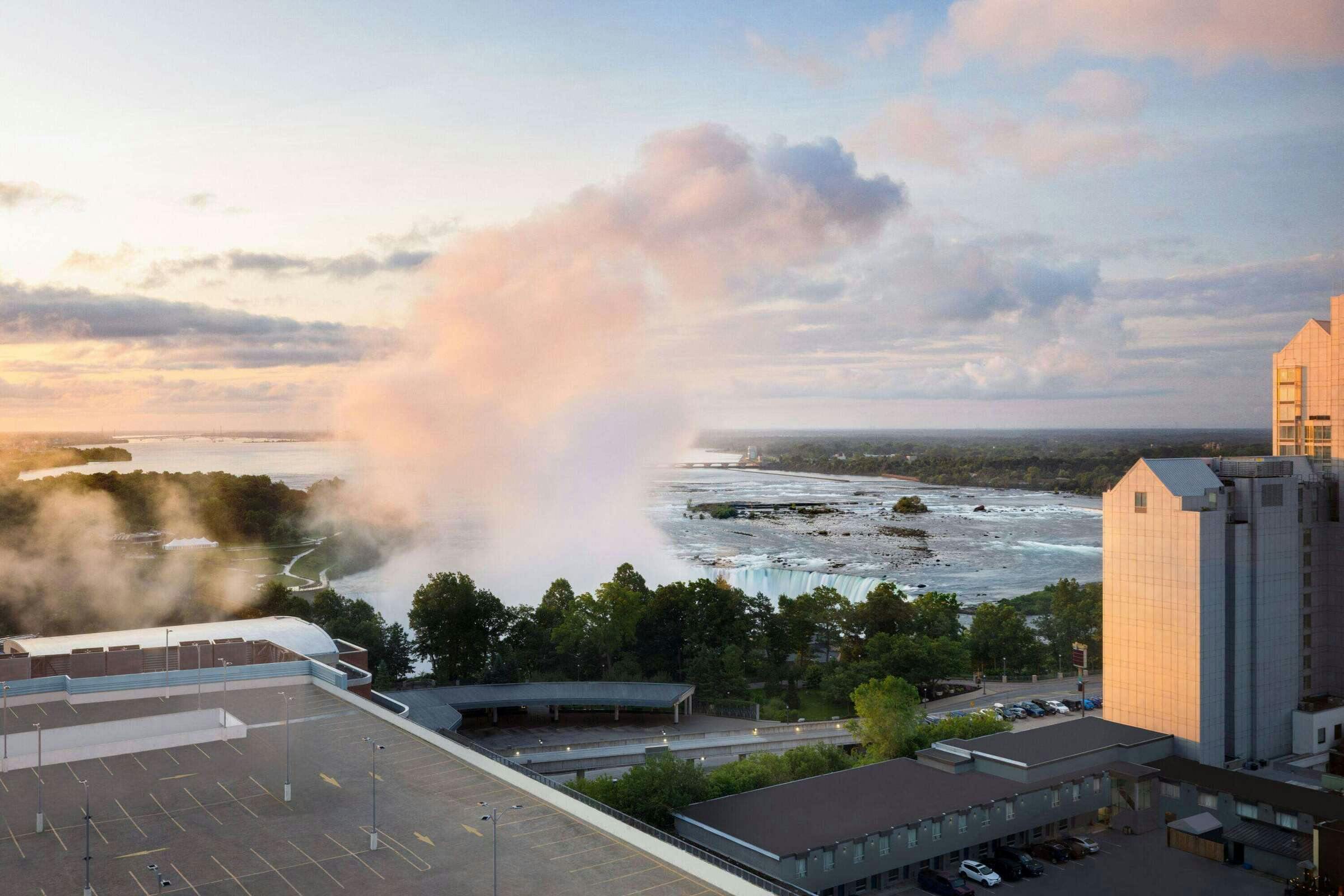 Wyndham Grand Fallsview Hotel