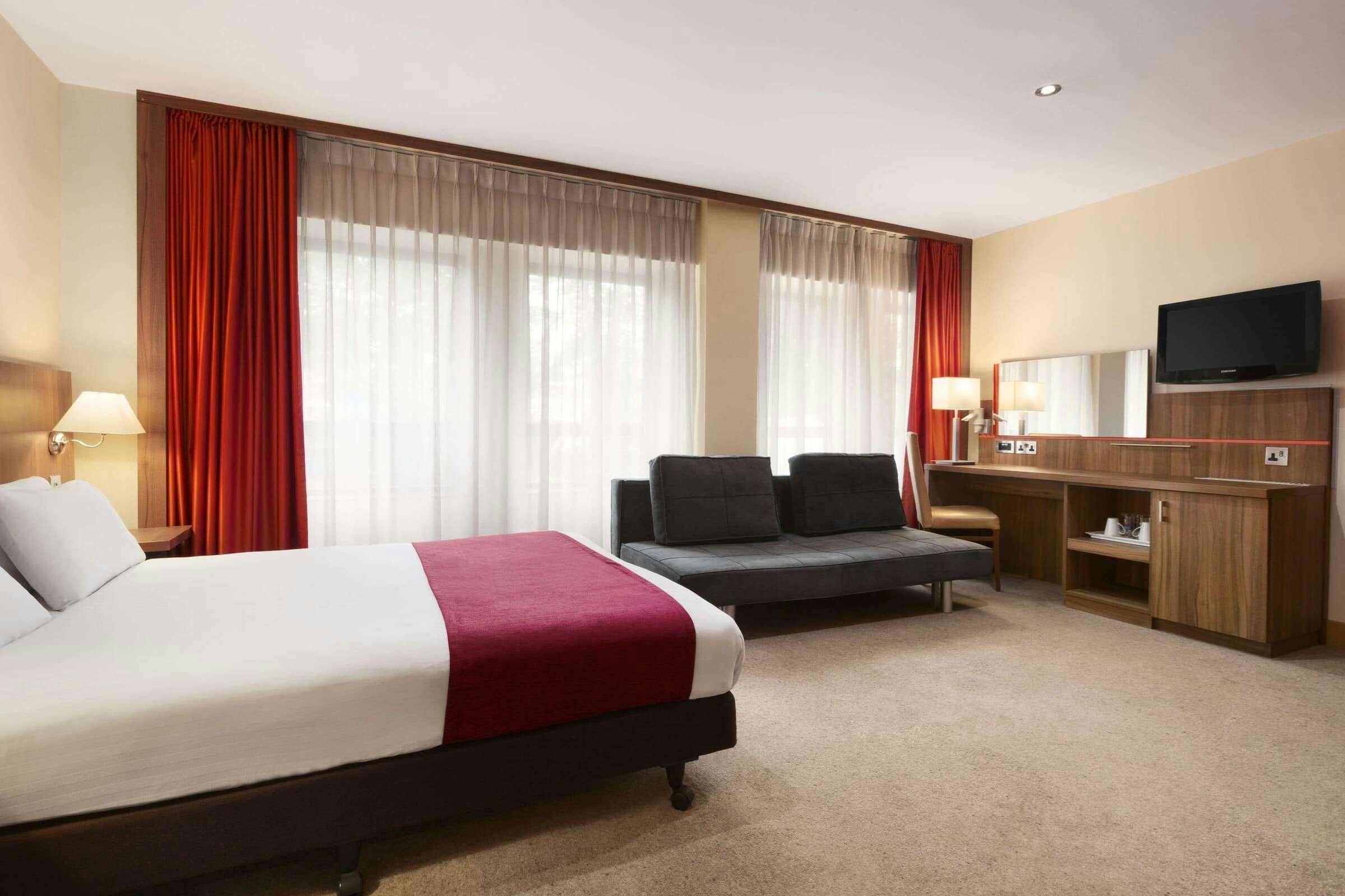 Hotel Ramada by Wyndham Hounslow - Heathrow East photo 3