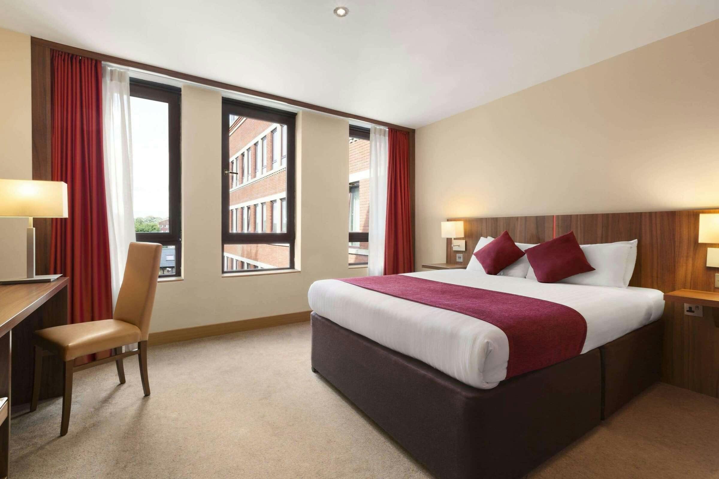 Hotel Ramada by Wyndham Hounslow - Heathrow East photo 1