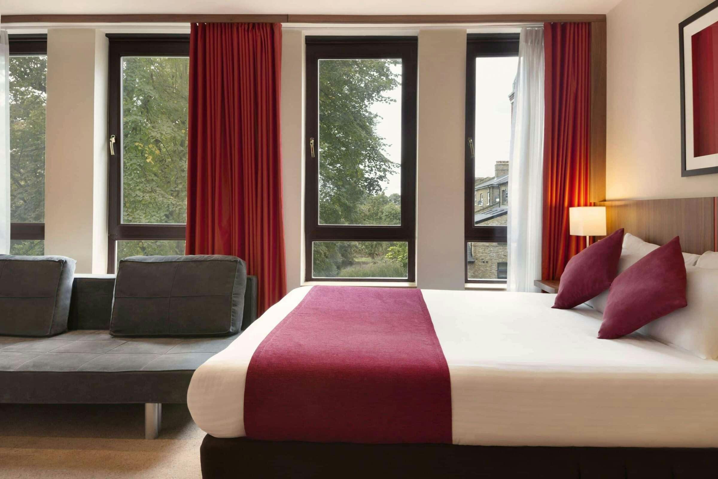 Hotel Ramada by Wyndham Hounslow - Heathrow East photo 5