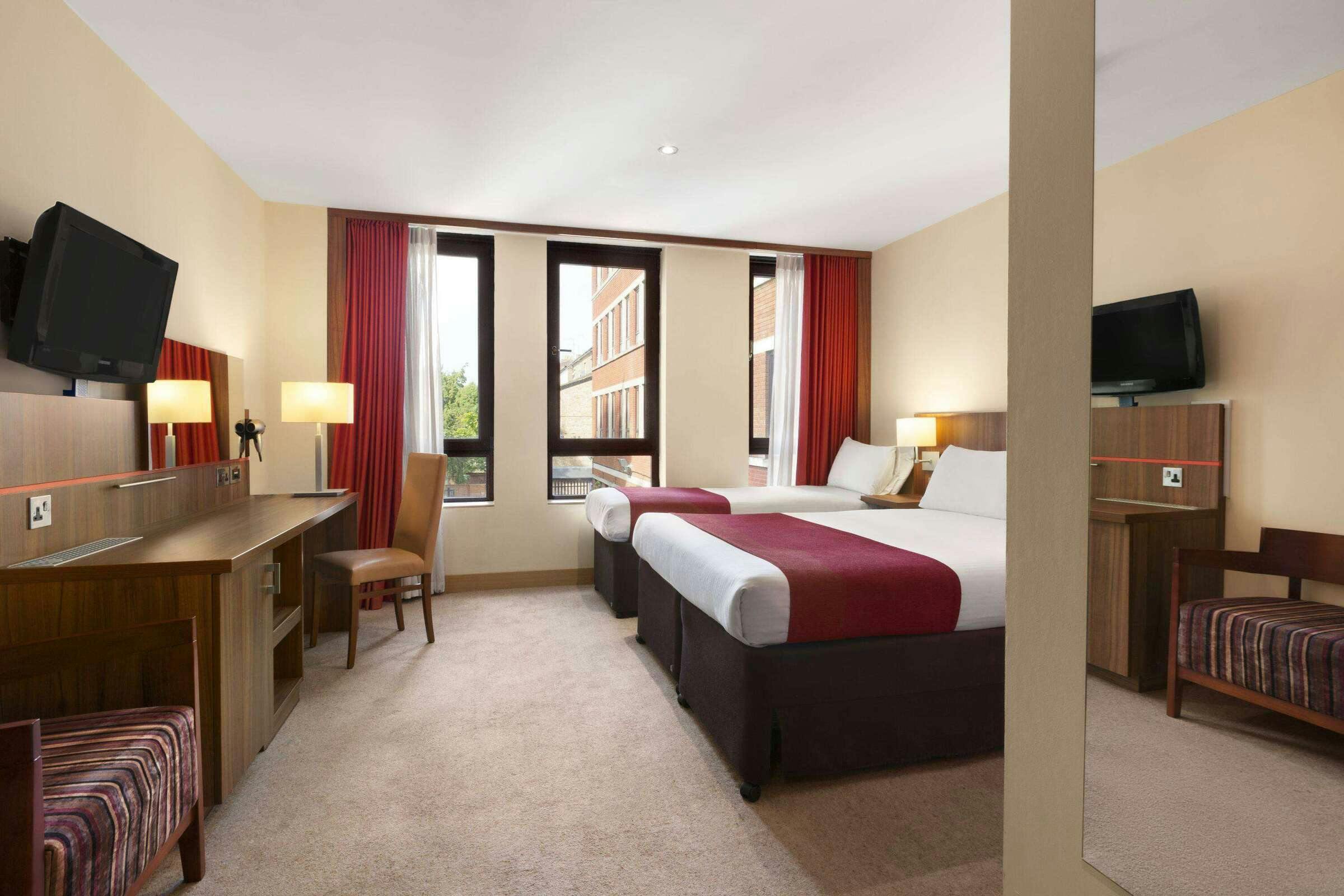 Hotel Ramada by Wyndham Hounslow - Heathrow East photo 2