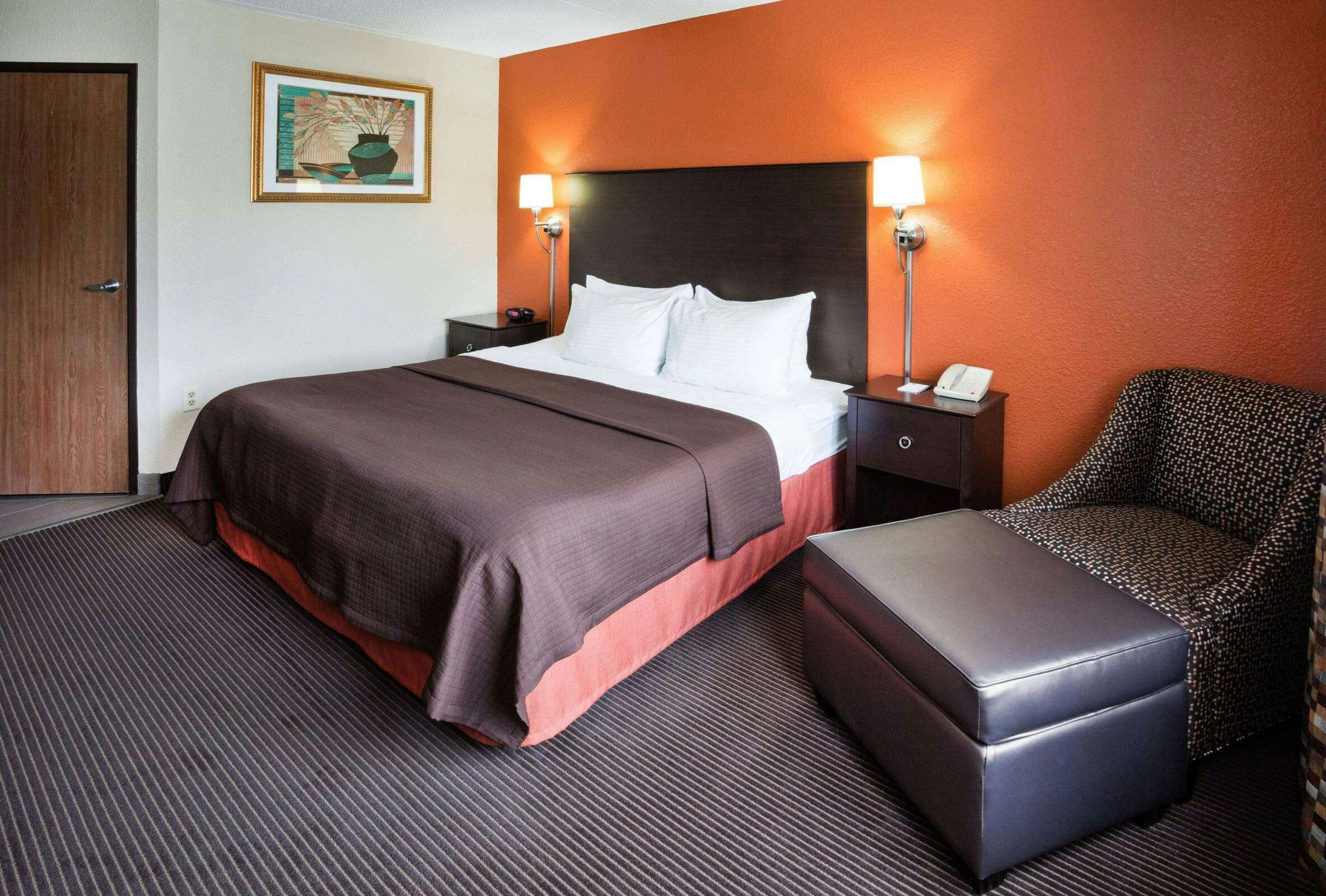 Hotel AmericInn by Wyndham Plover Stevens Point photo 1