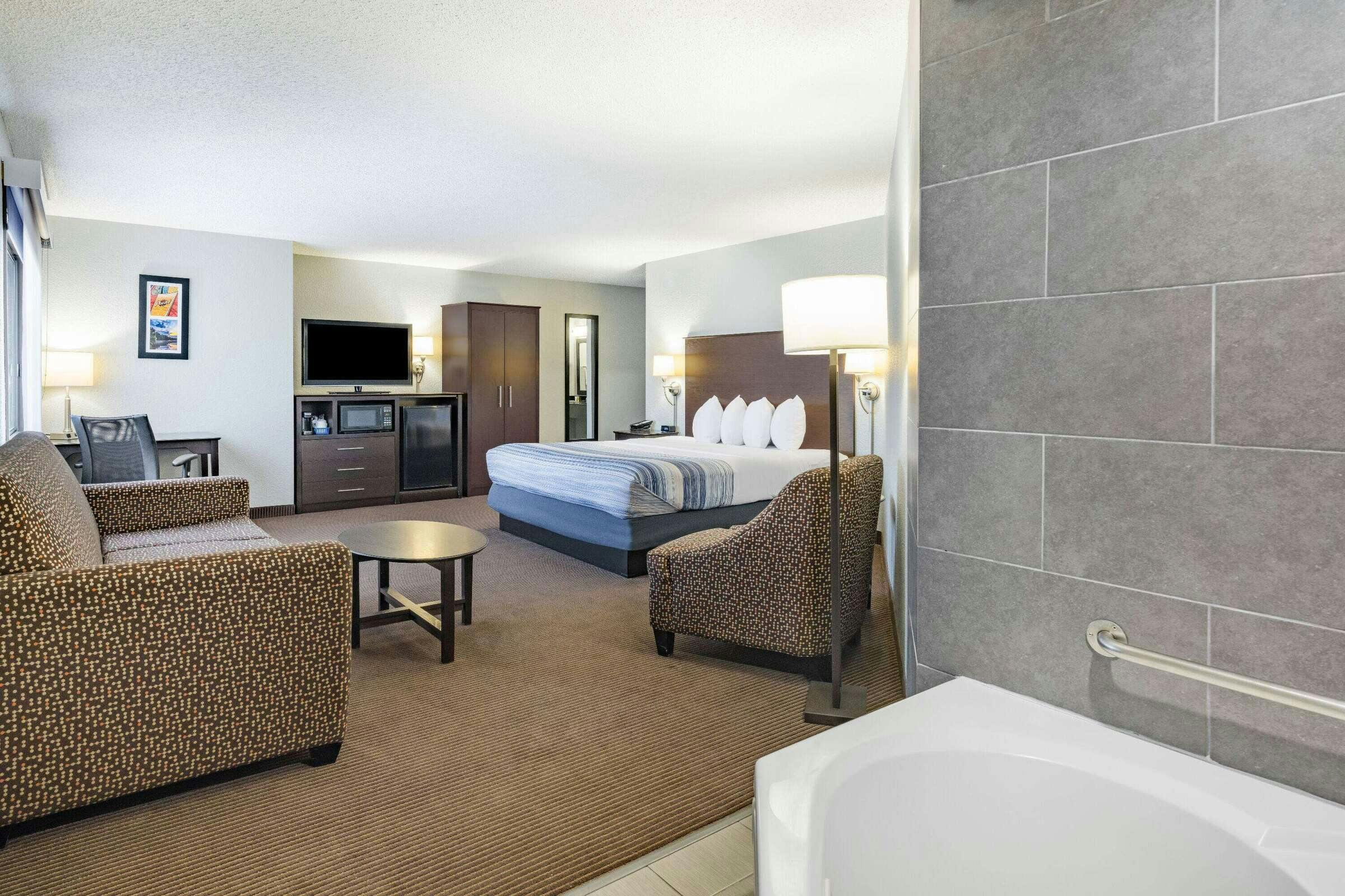 Hotel AmericInn by Wyndham Plover Stevens Point photo 3