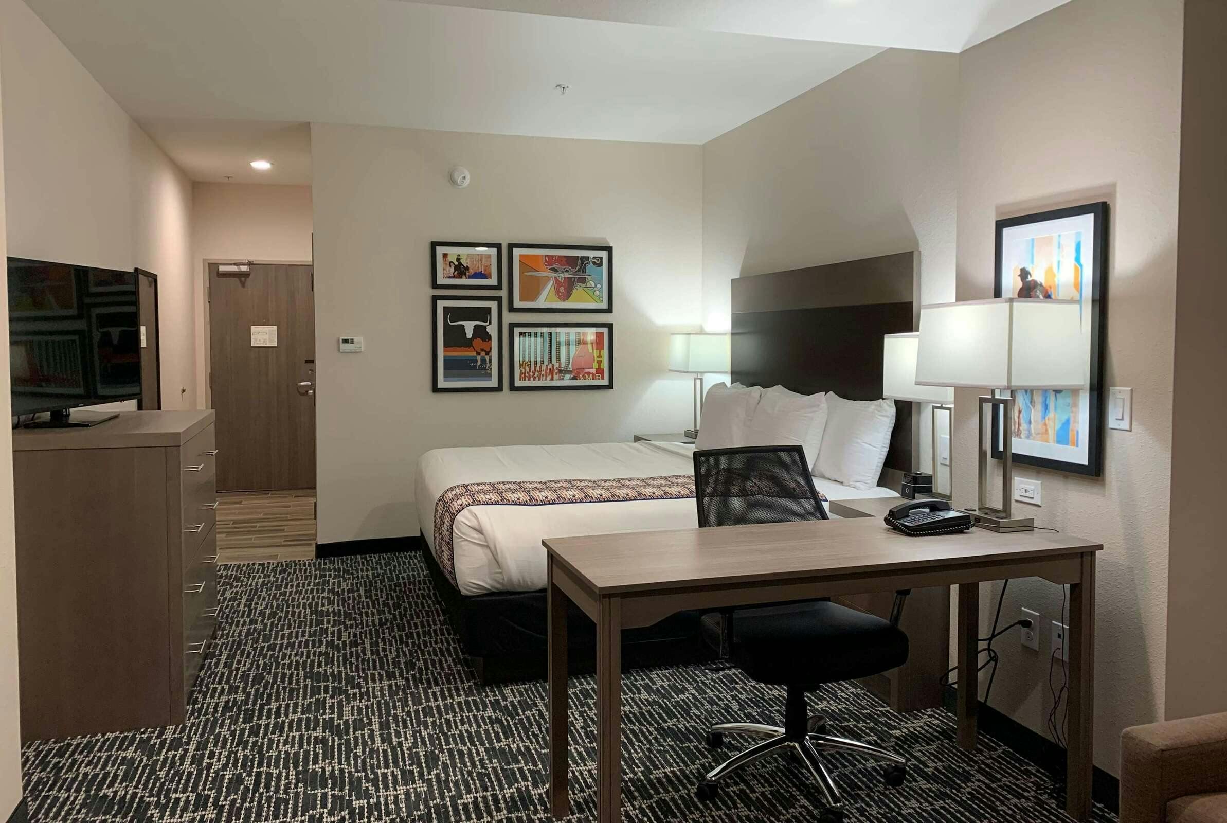 Hotel La Quinta Inn & Suites by Wyndham-Red Oak TX IH-35E photo 1