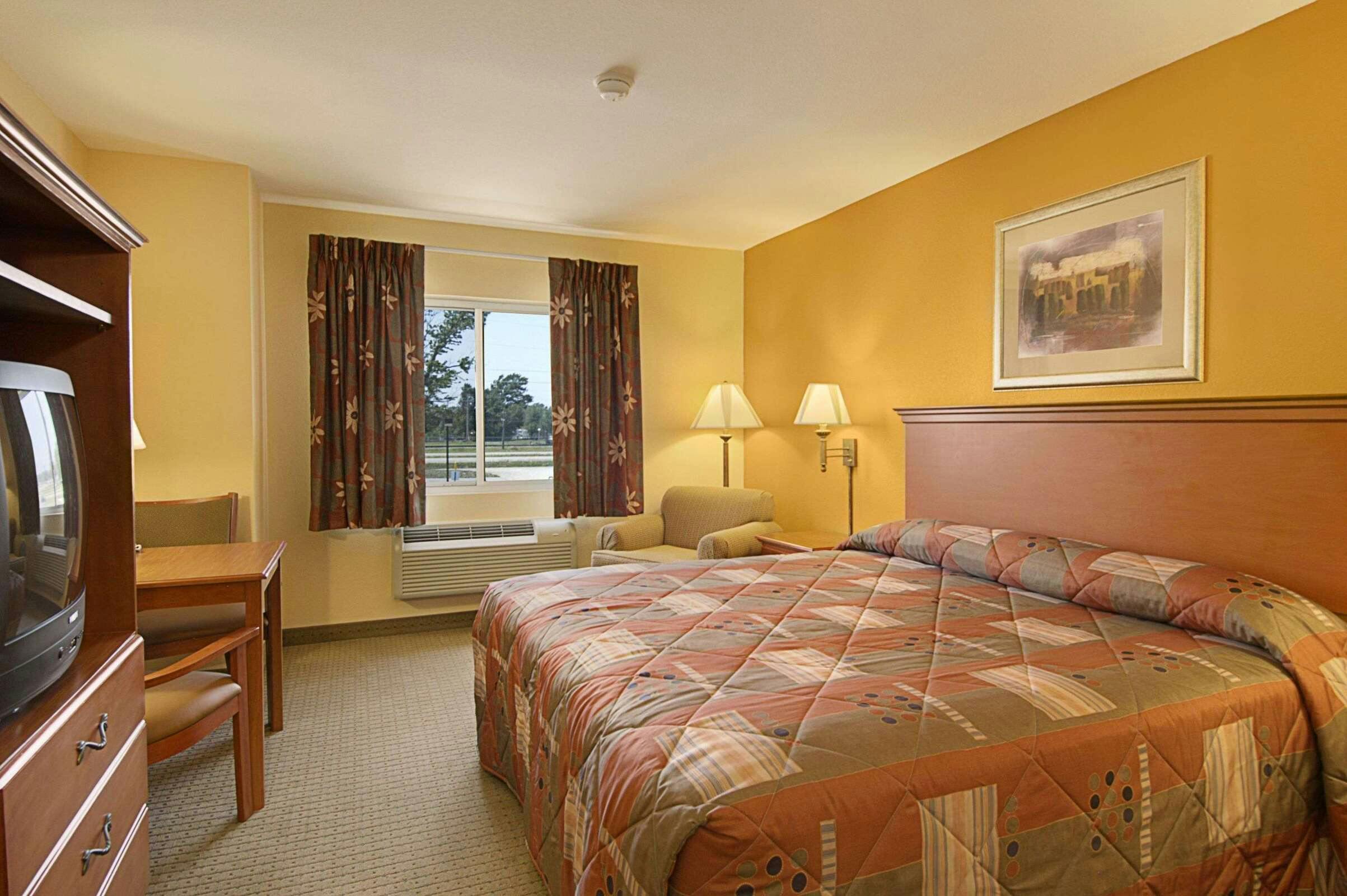 Hotel Super 8 by Wyndham Topeka at Forbes Landing photo 5