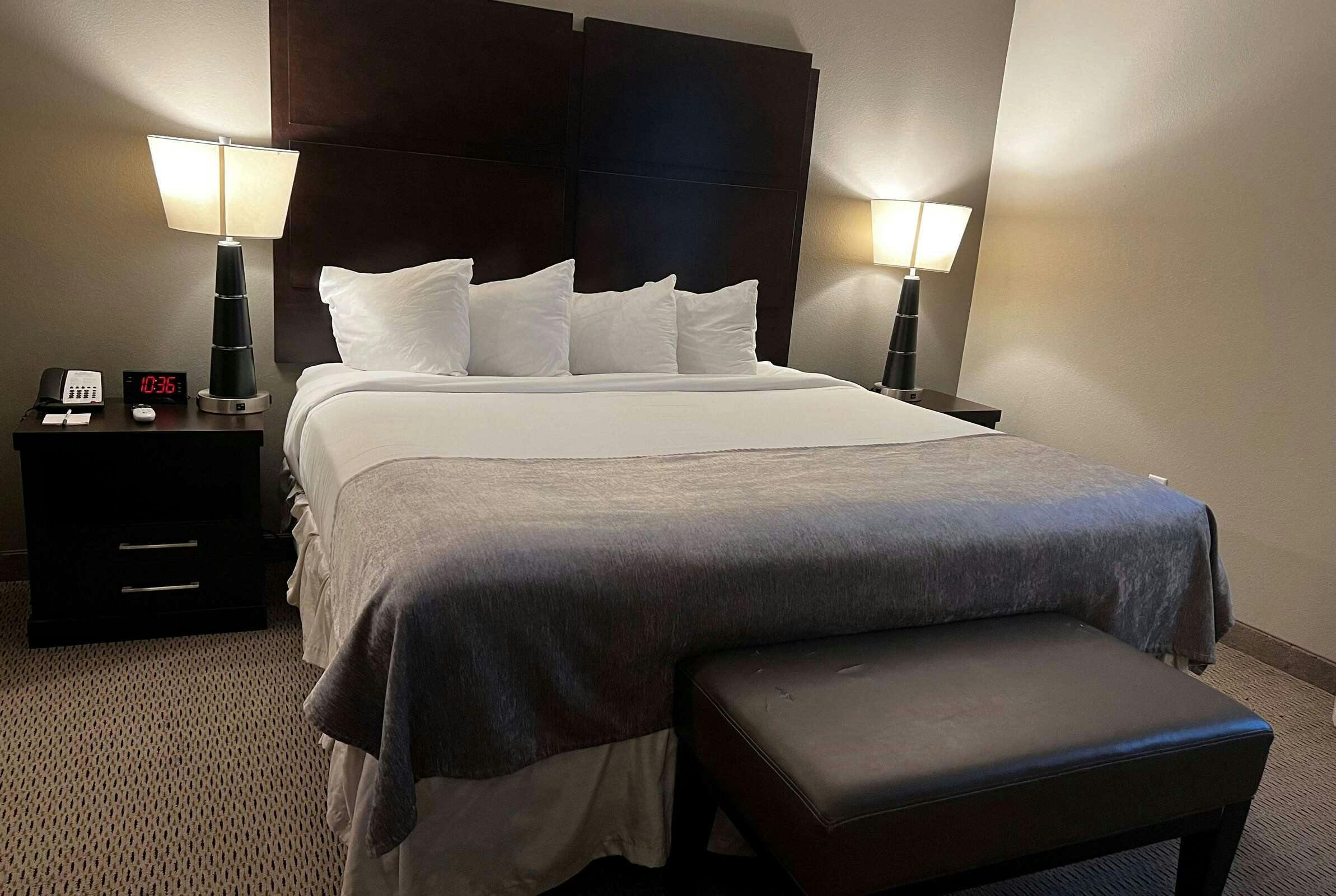 Hotel Baymont by Wyndham College Station photo 2