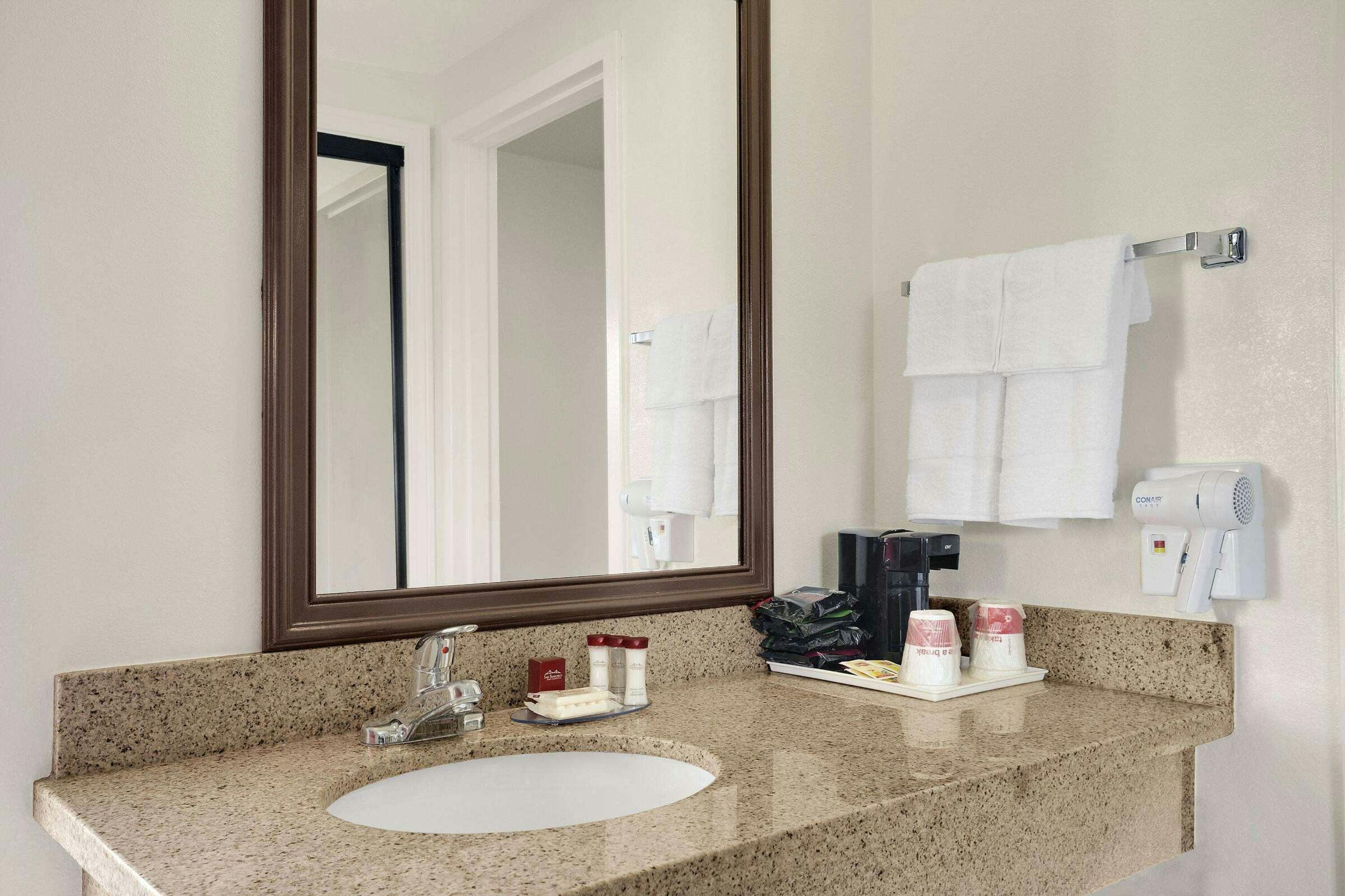 Hotel Ramada by Wyndham Torrance photo 5