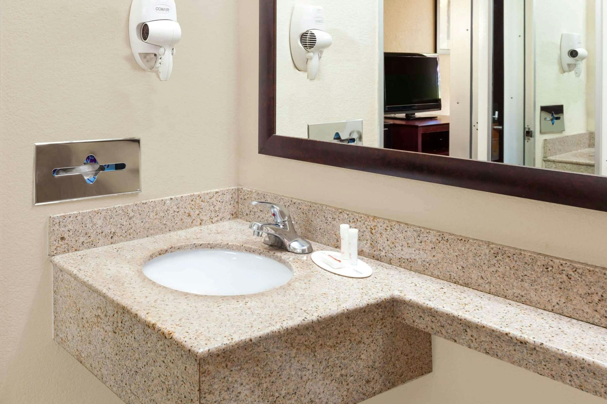 Hotel Howard Johnson Arlington photo 3