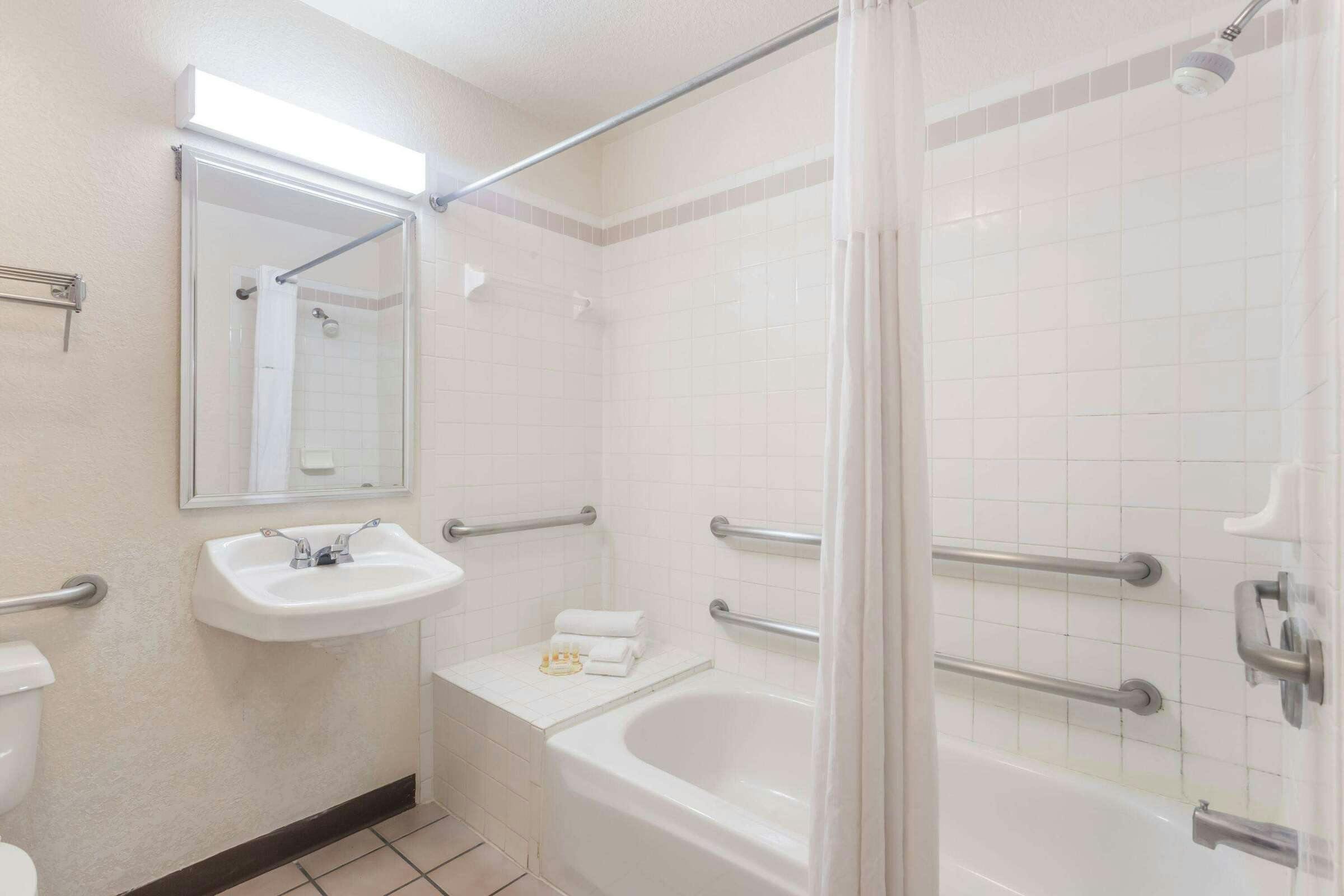 Hotel Days Inn by Wyndham Sarasota I-75 photo 5