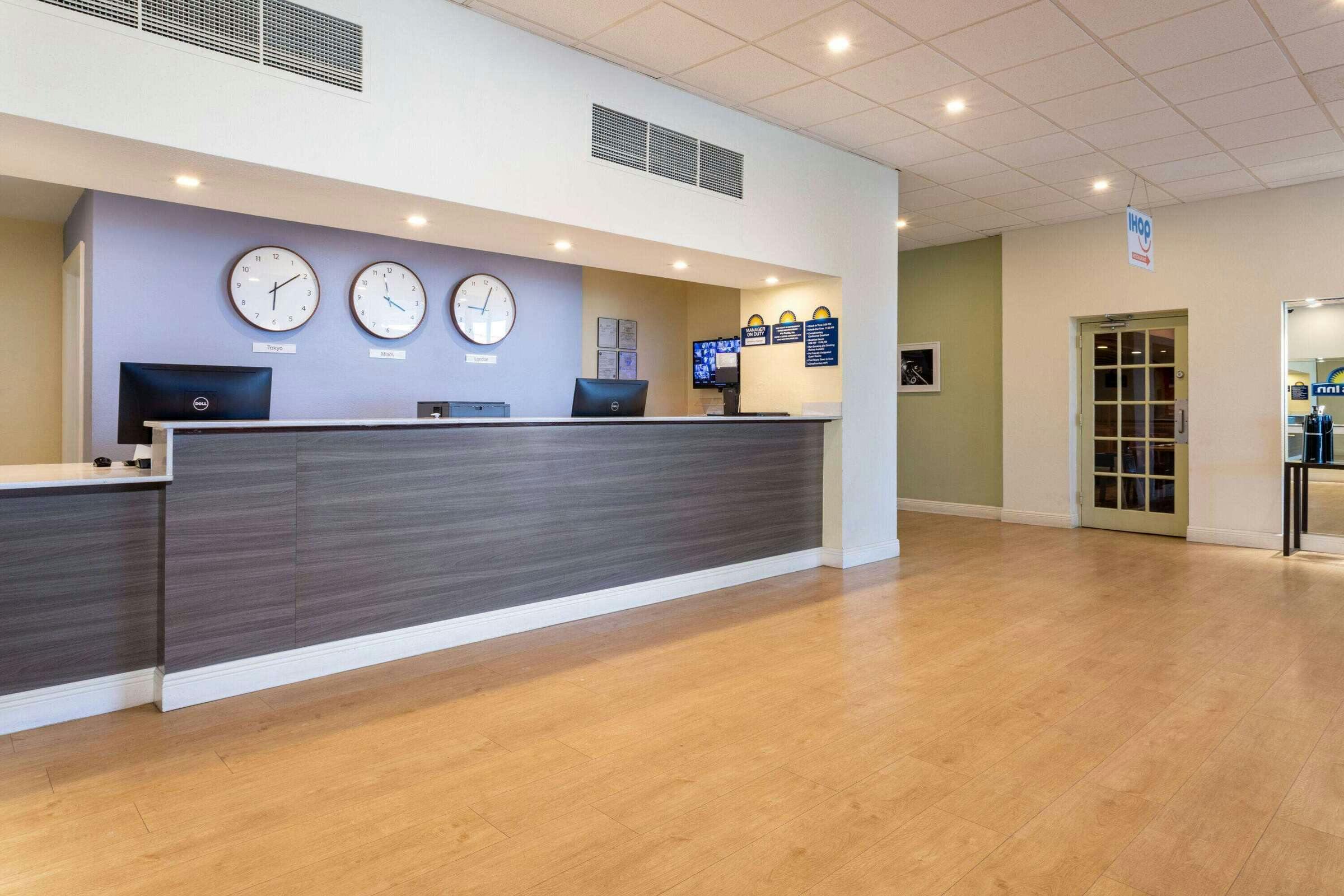 Hotel Days Inn by Wyndham Titusville Kennedy Space Center photo 1