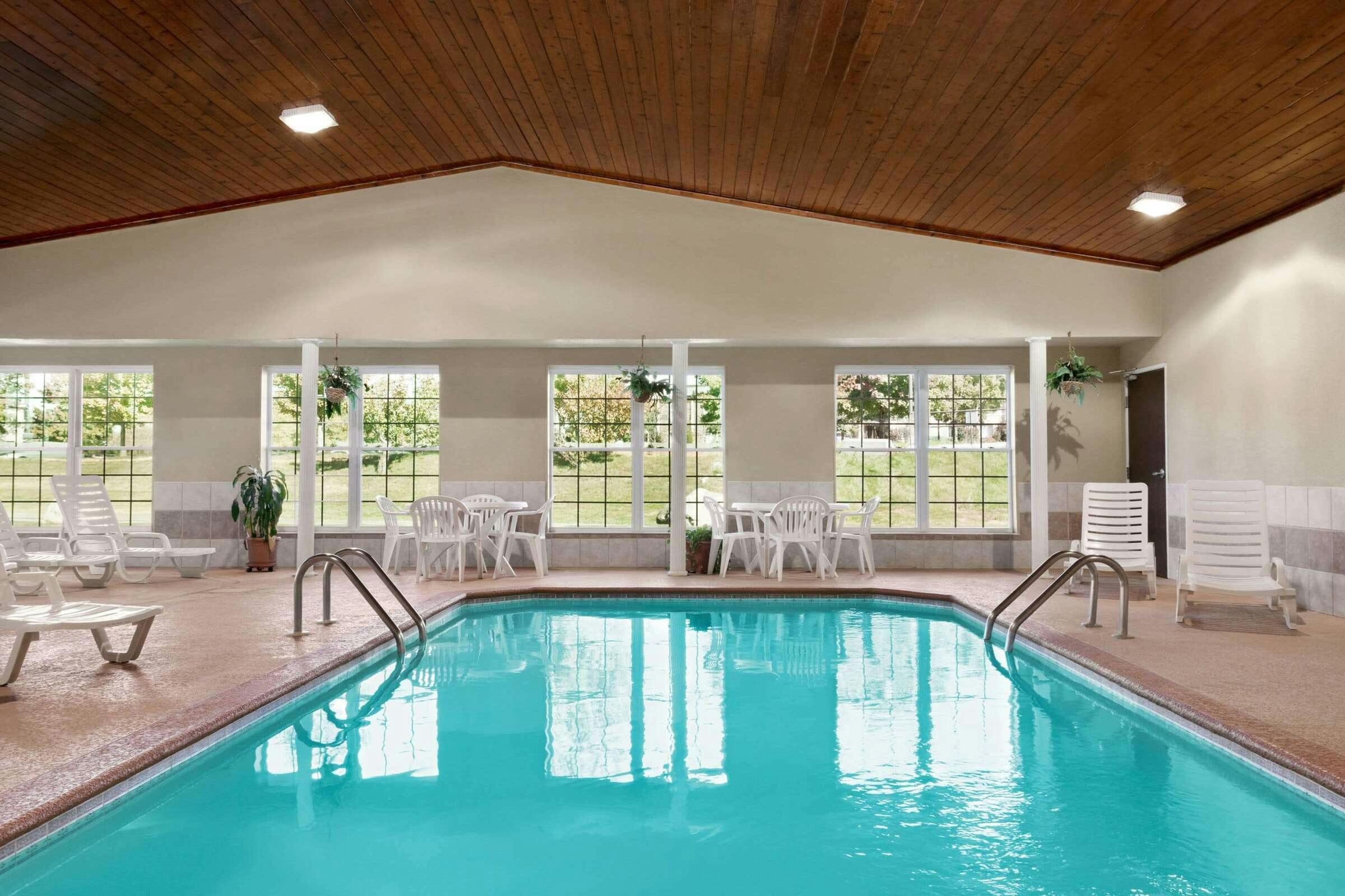 Hotel Ramada by Wyndham Elizabethtown photo 2