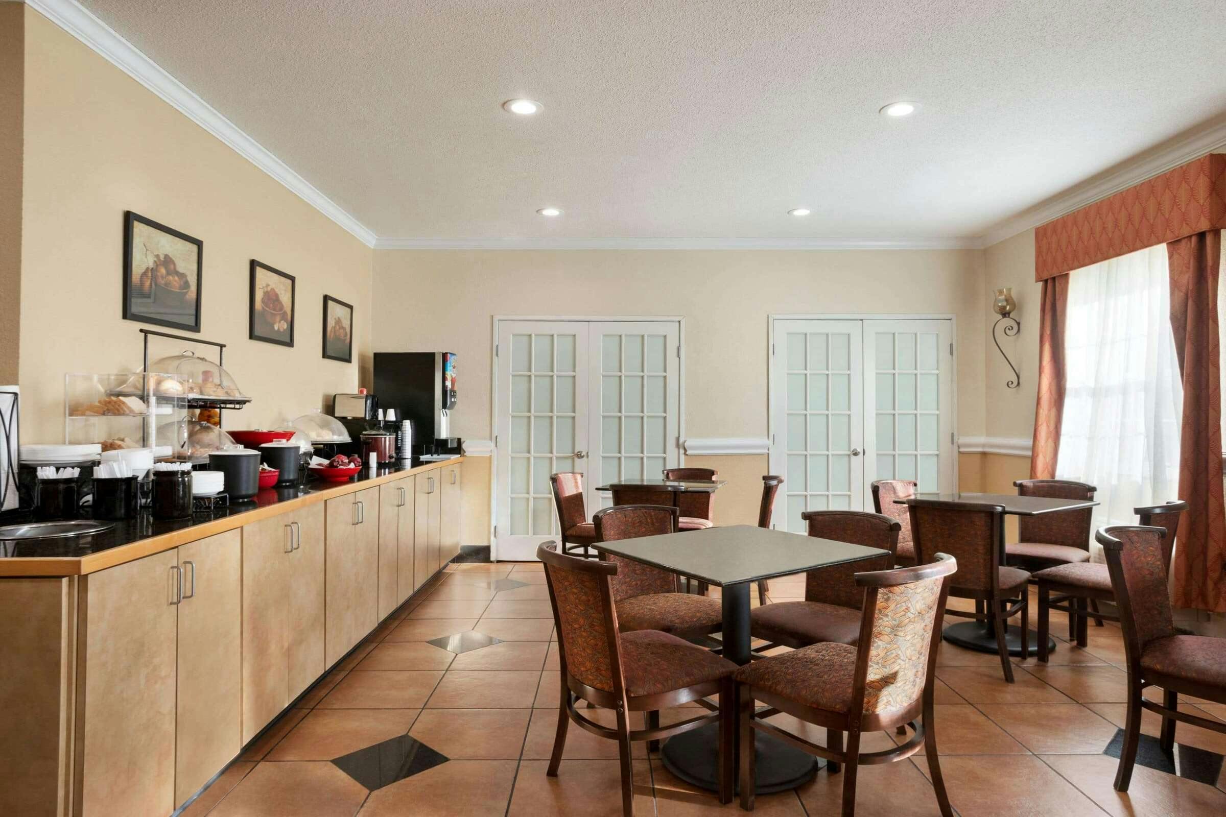 Hotel Ramada by Wyndham Elizabethtown photo 3