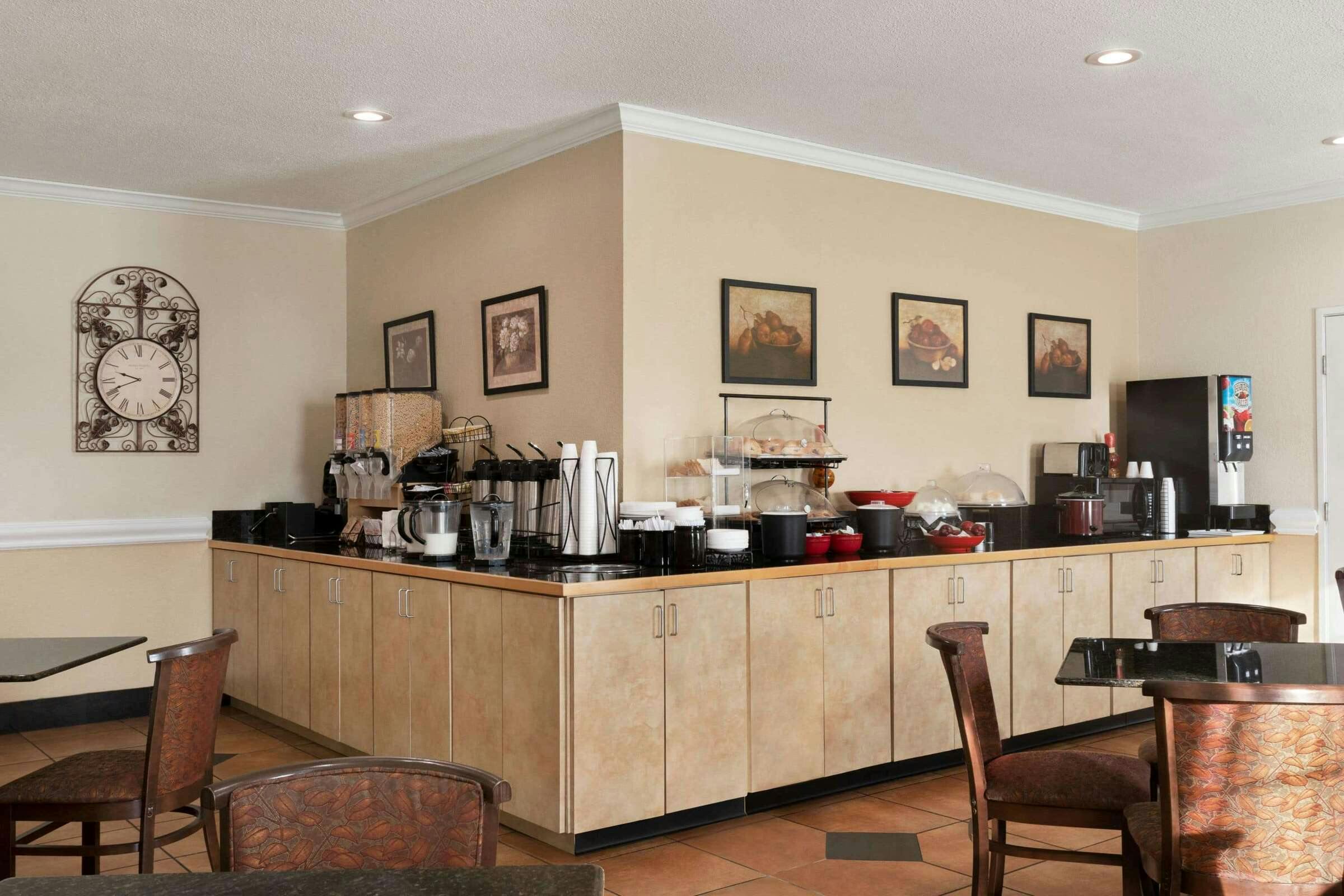 Hotel Ramada by Wyndham Elizabethtown photo 4