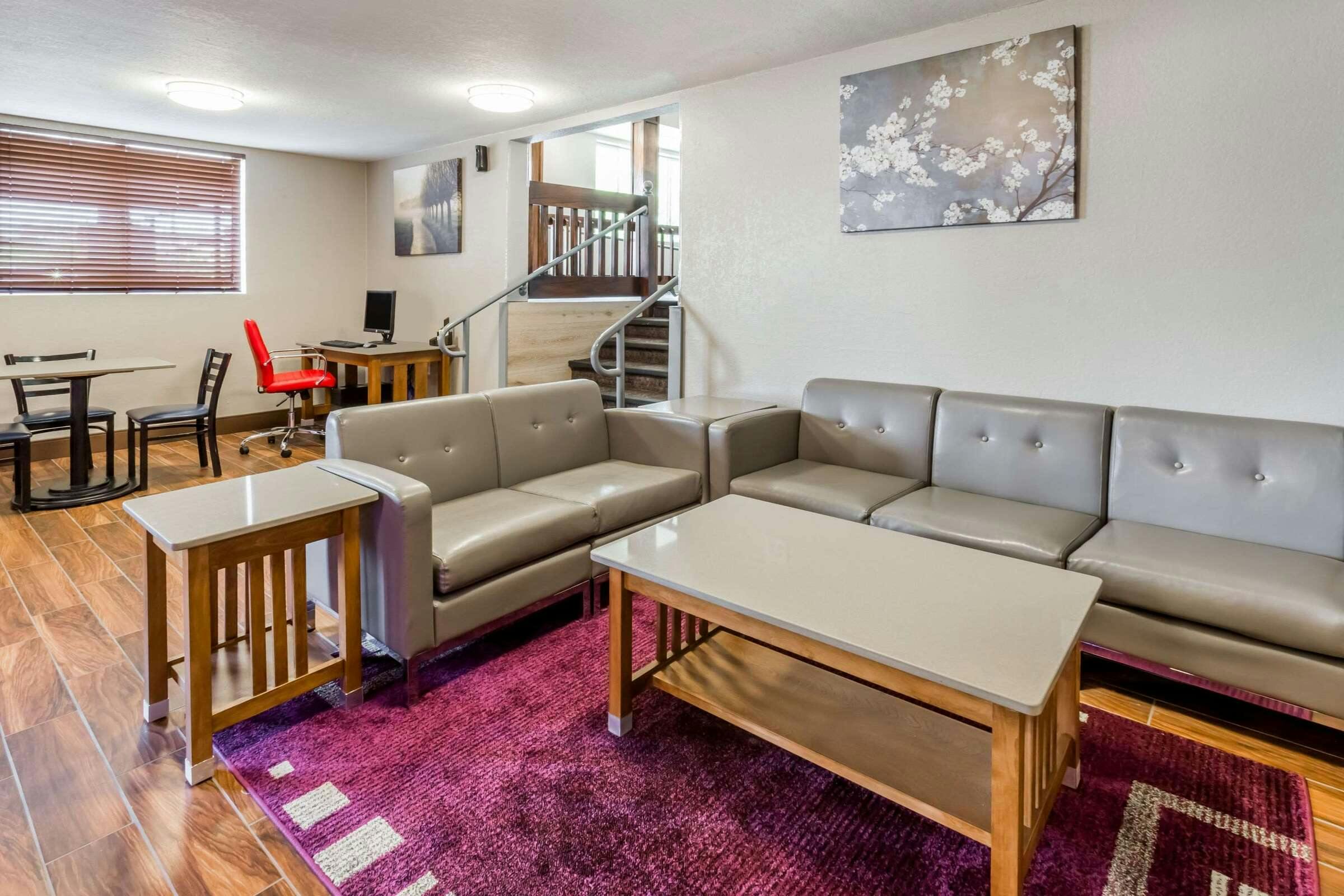 Hotel Super 8 Iowa City/Coralville photo 1