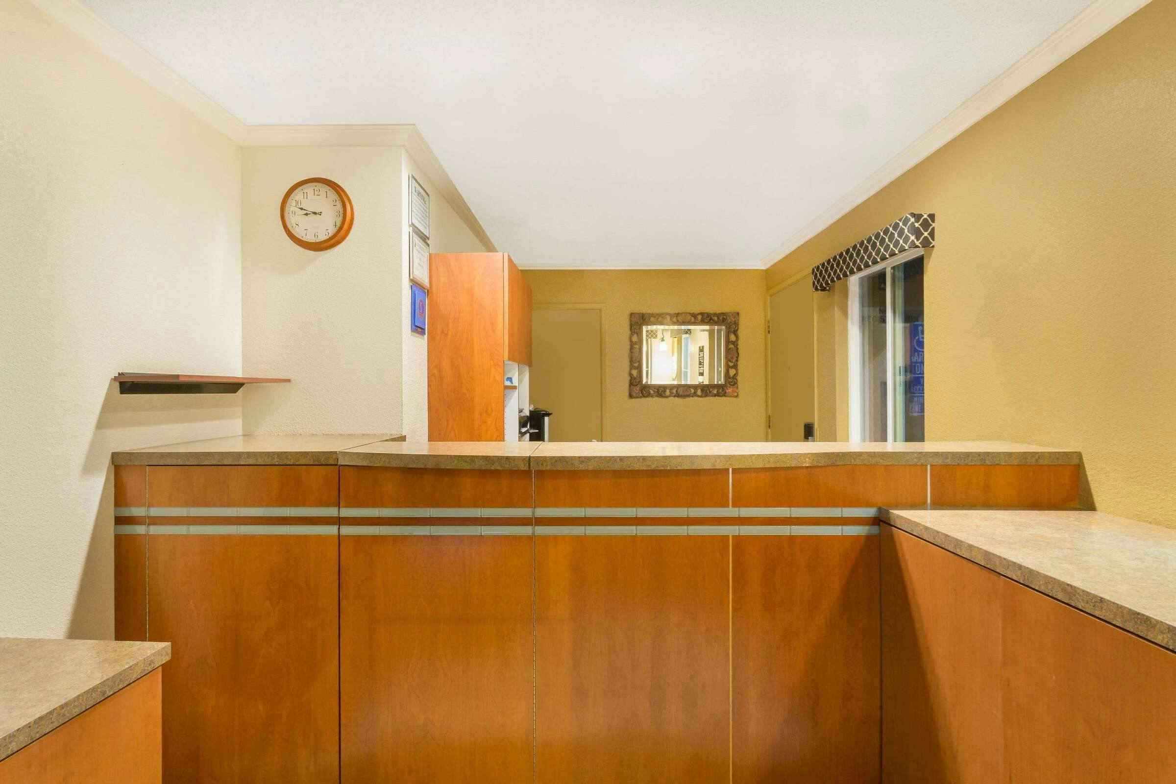 Hotel Super 8 by Wyndham Martinez photo 2