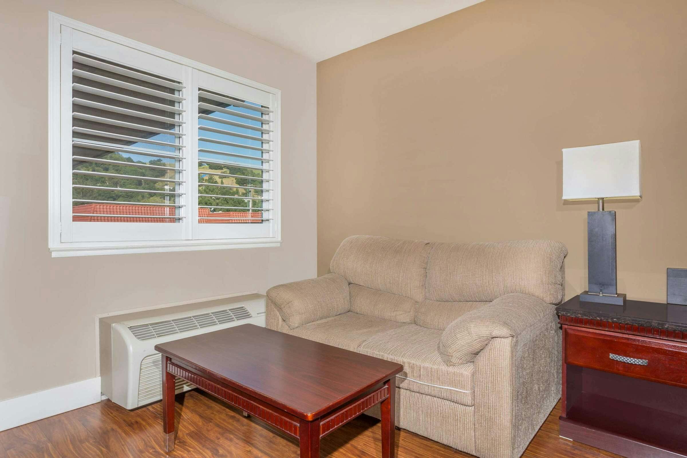 Hotel Super 8 by Wyndham Martinez photo 4