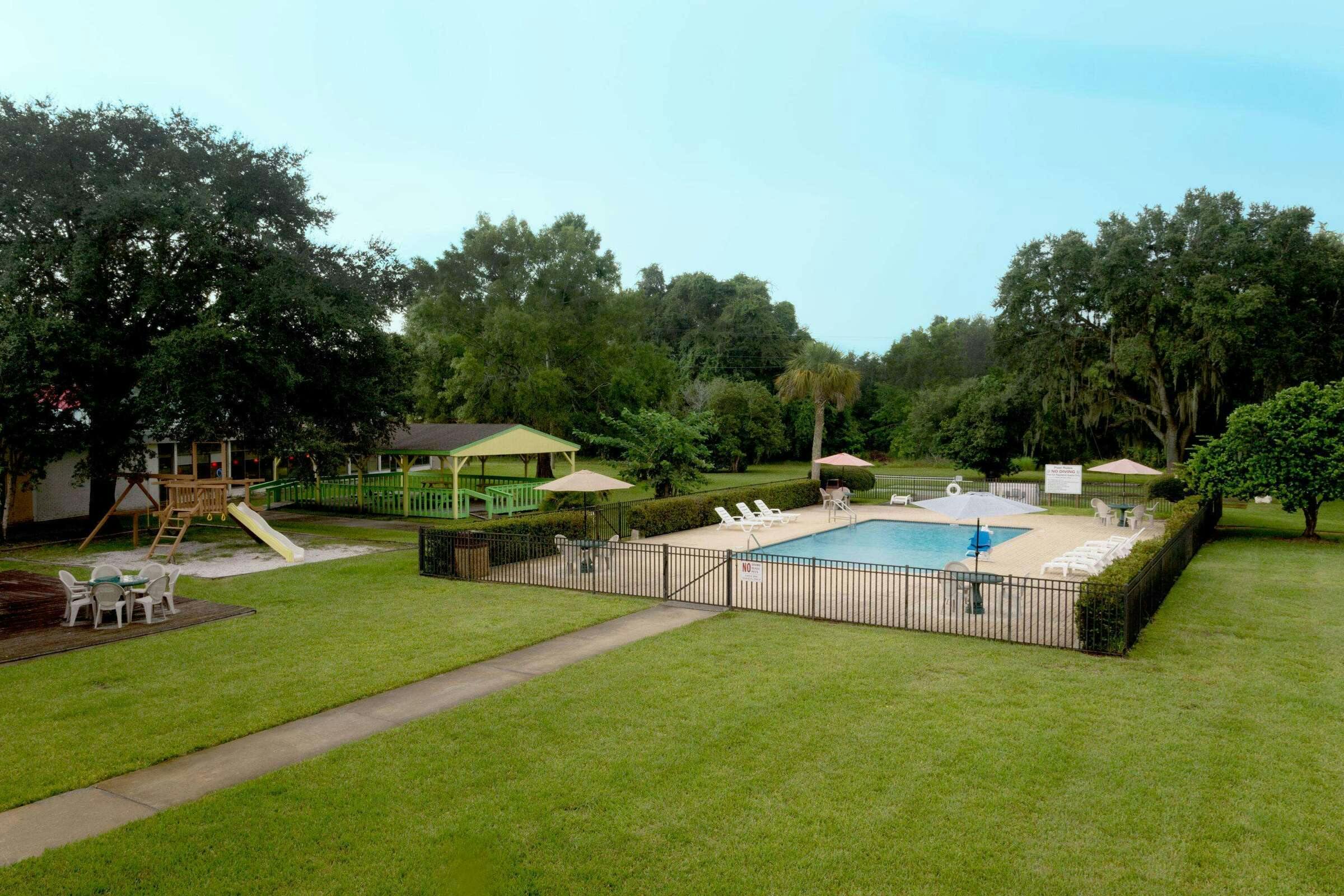 Hotel Days Inn by Wyndham Crystal River photo 3