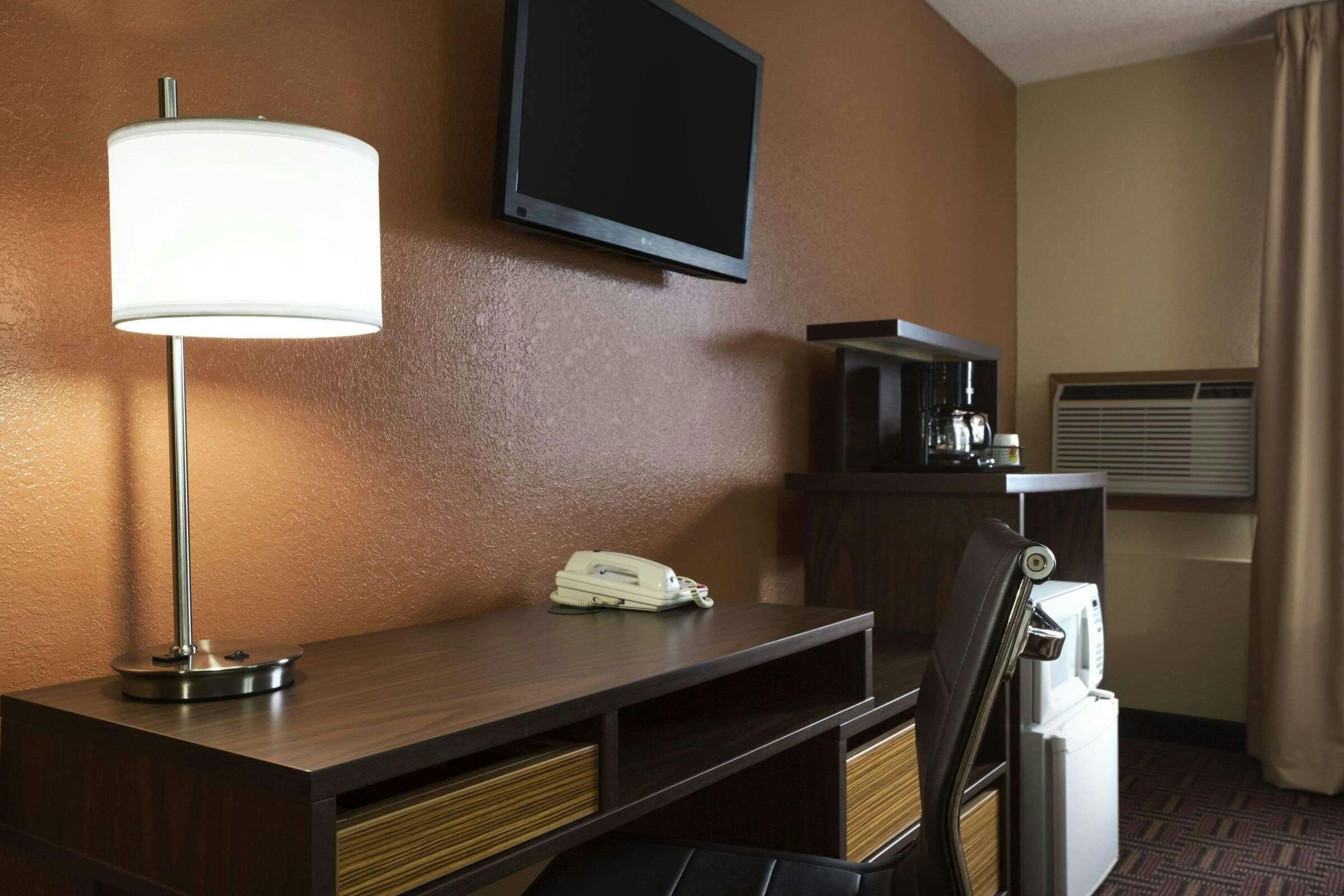 Hotel Super 8 by Wyndham Mt. Vernon IL photo 4