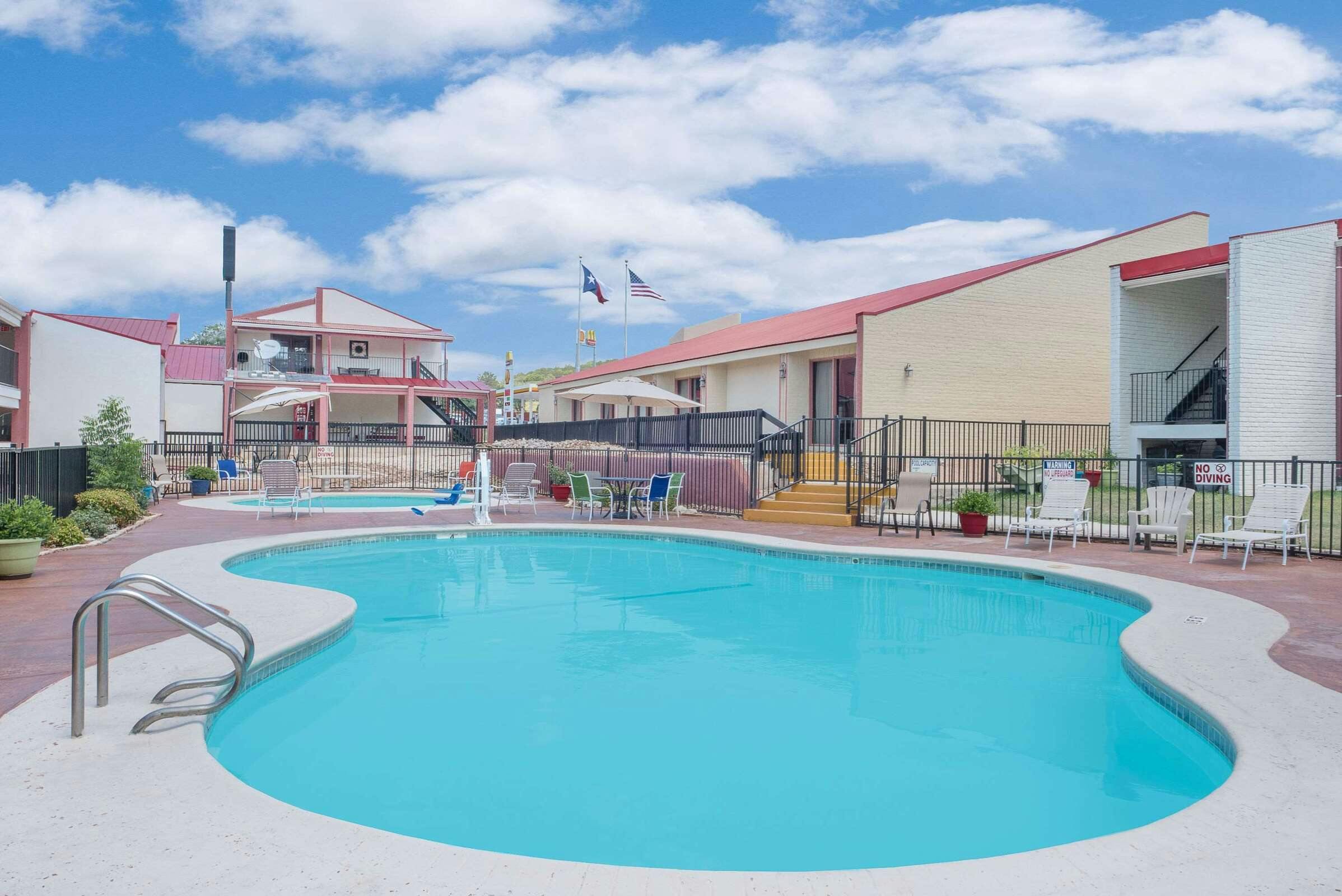 Hotel Super 8 by Wyndham Kerrville TX photo 1