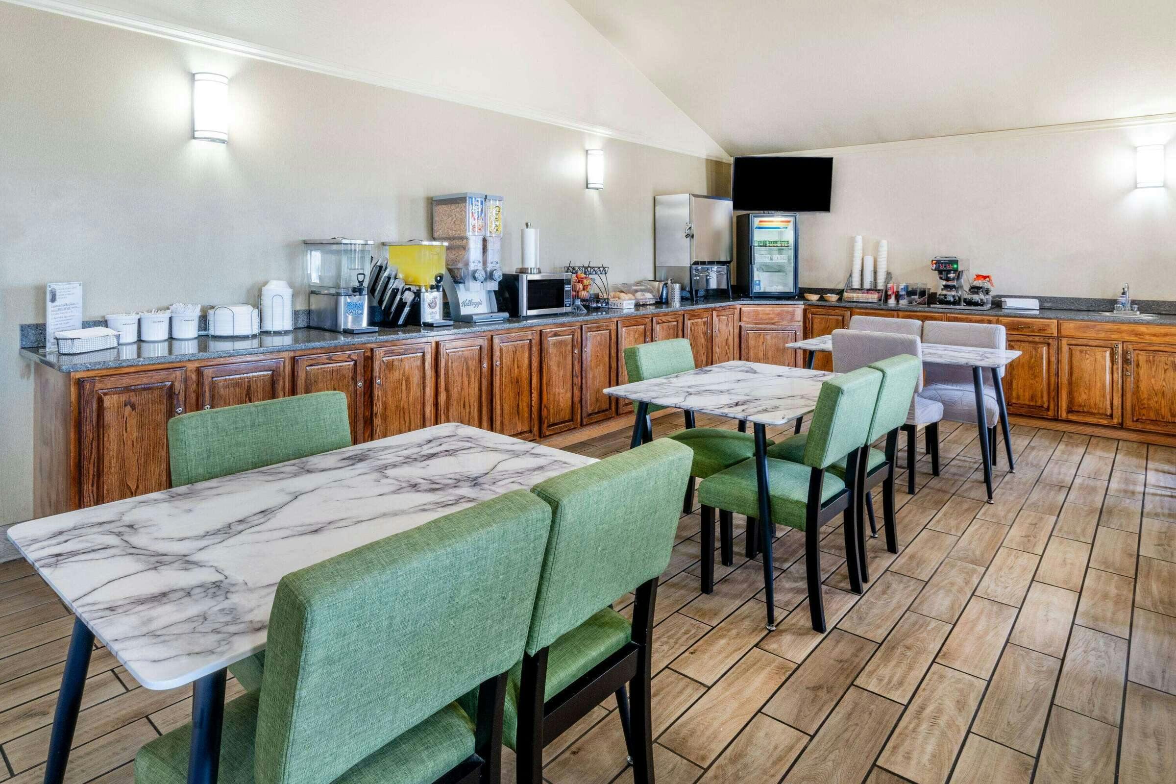 Hotel Super 8 Cheyenne WY photo 5