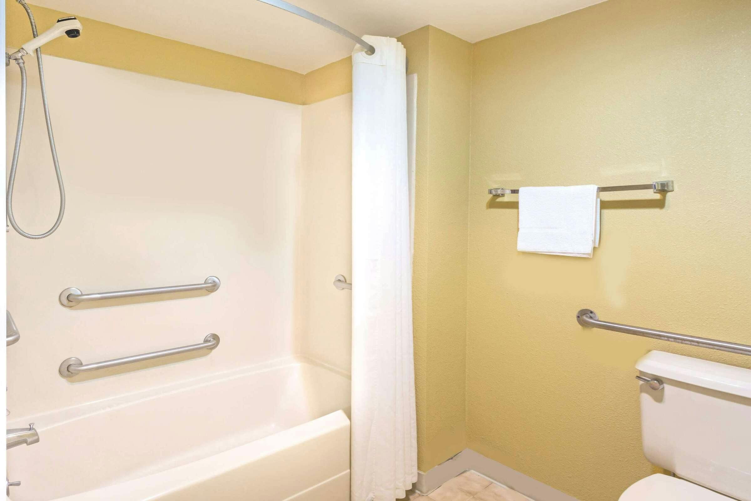 Hotel Super 8 Jessup/Baltimore Area photo 3