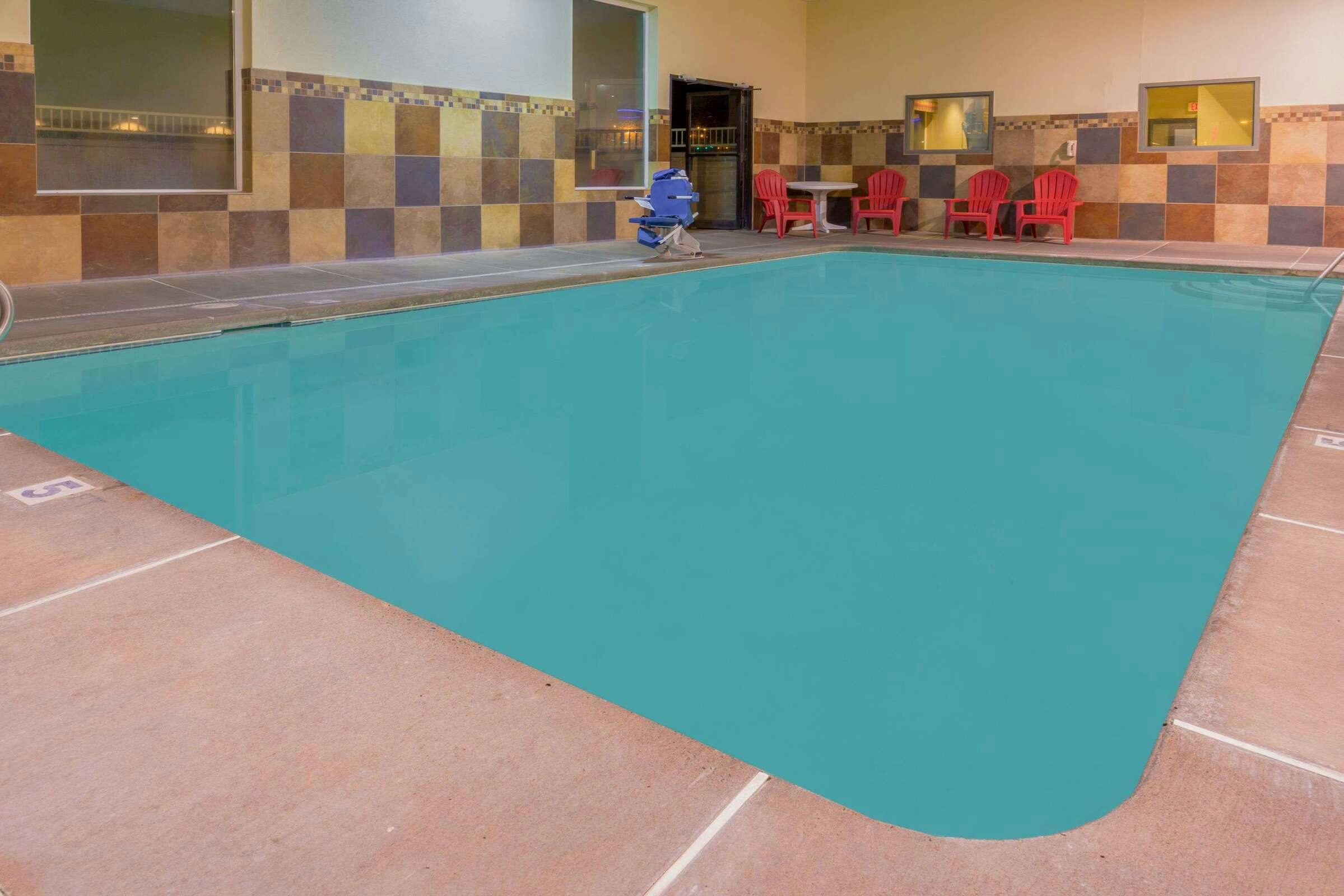 Hotel Super 8 by Wyndham Woodburn photo 1